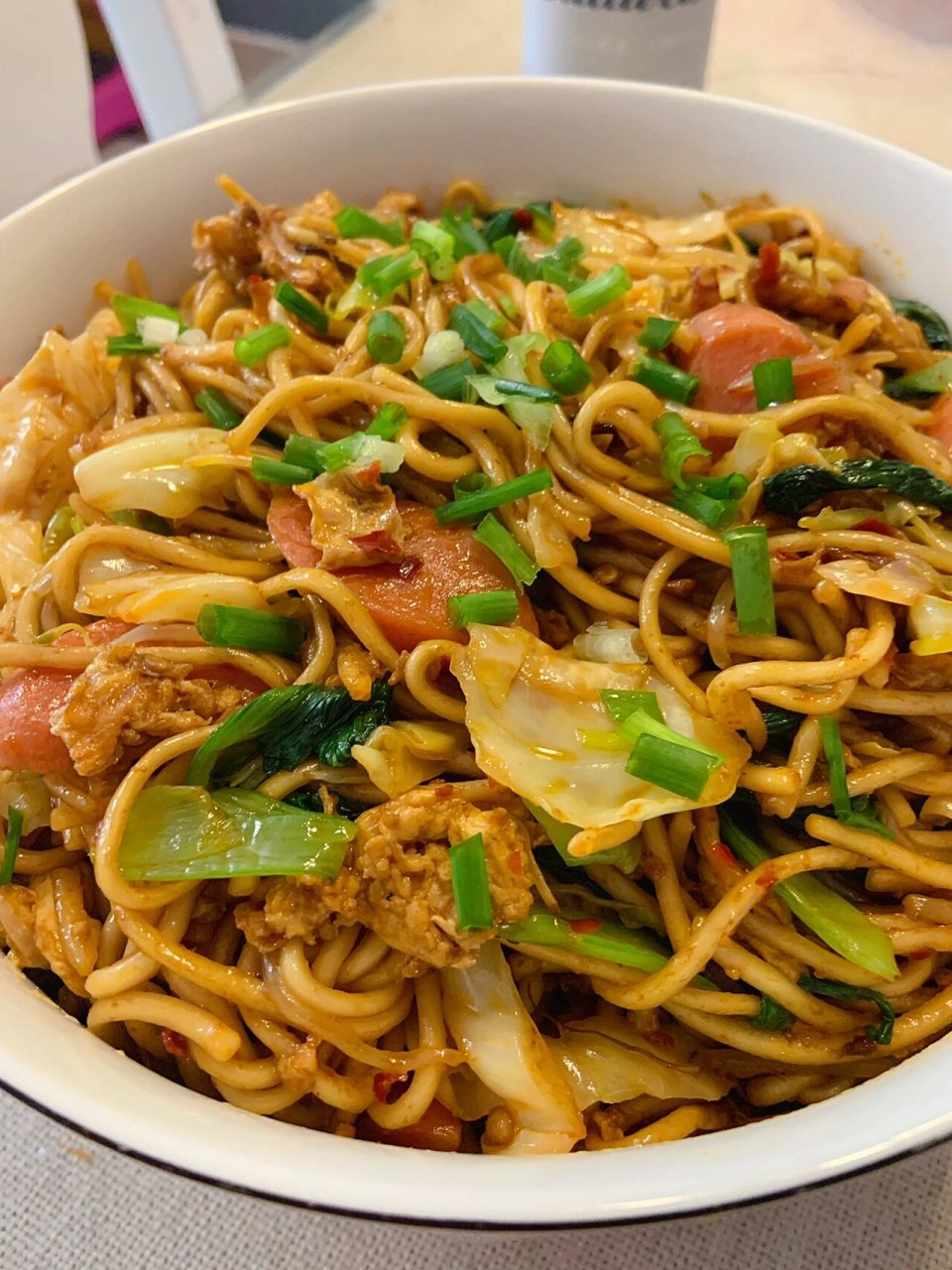 鸡蛋火腿肉丝炒面 材料:面一斤二两 豆芽 青菜 包菜 火腿肠 肉肉 鸡蛋