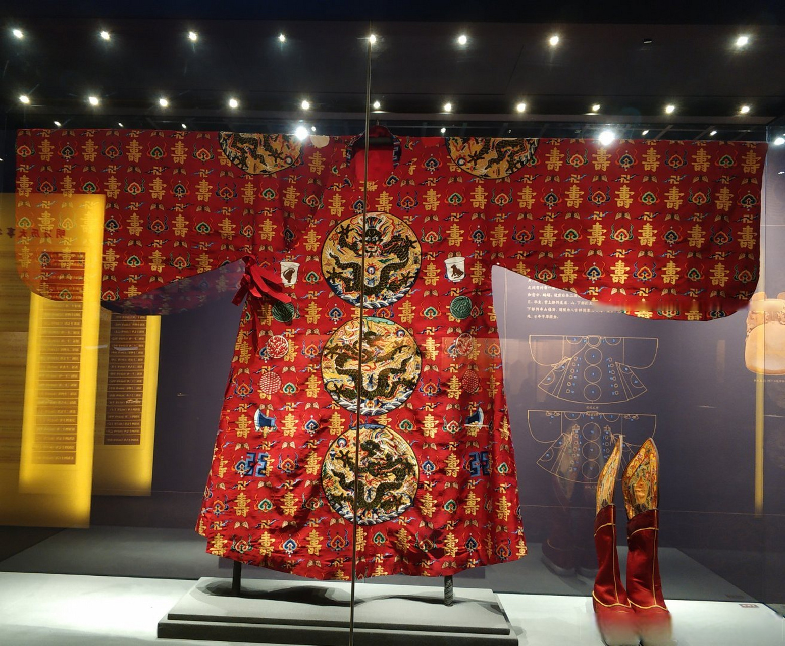惟日与月——大明万历文物专题展  地点:武汉博物馆一楼展厅 展期