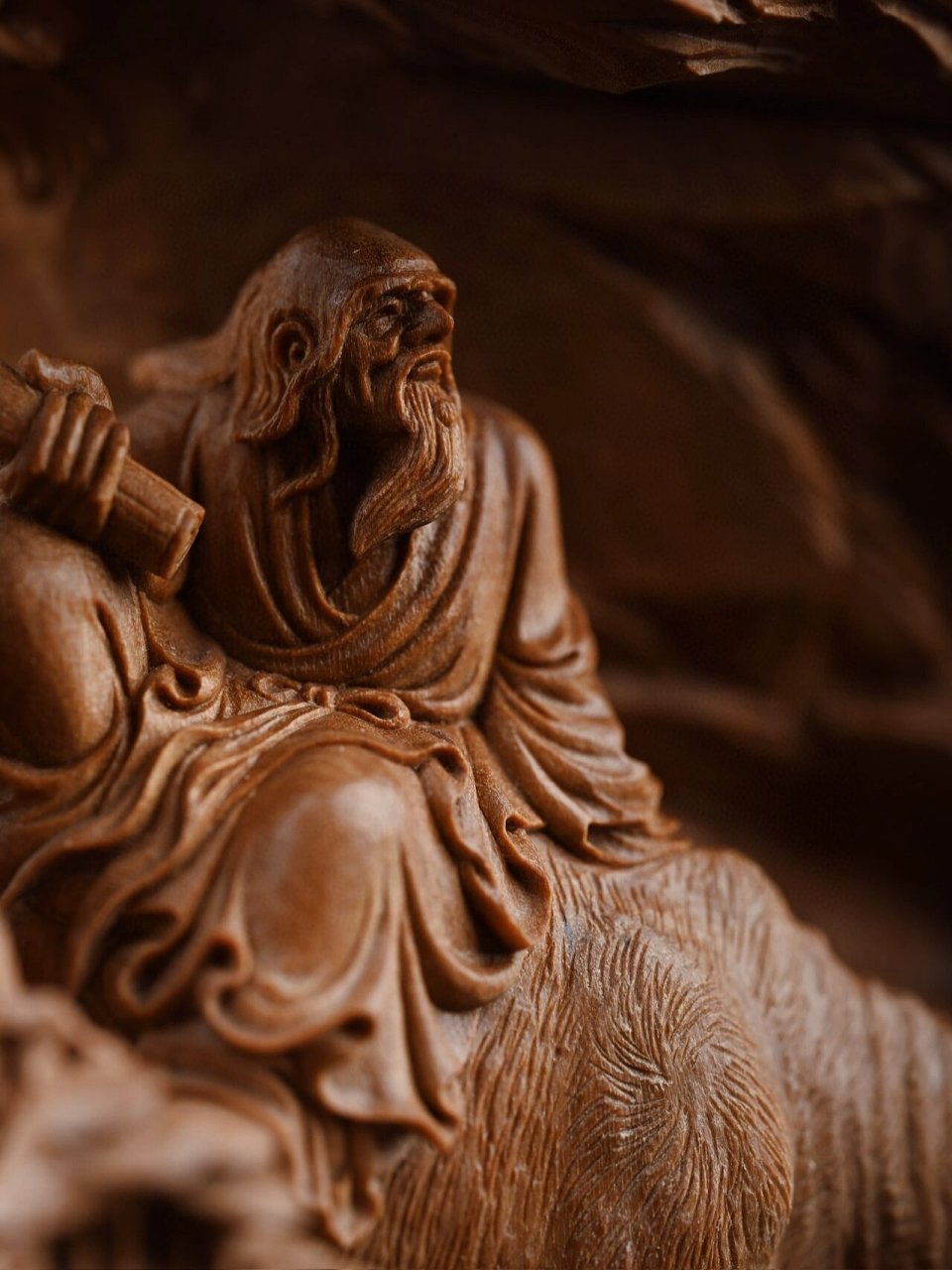 老山檀"老子出关"摆件 因材施艺,以老子出关的典故为题材,浮雕山林