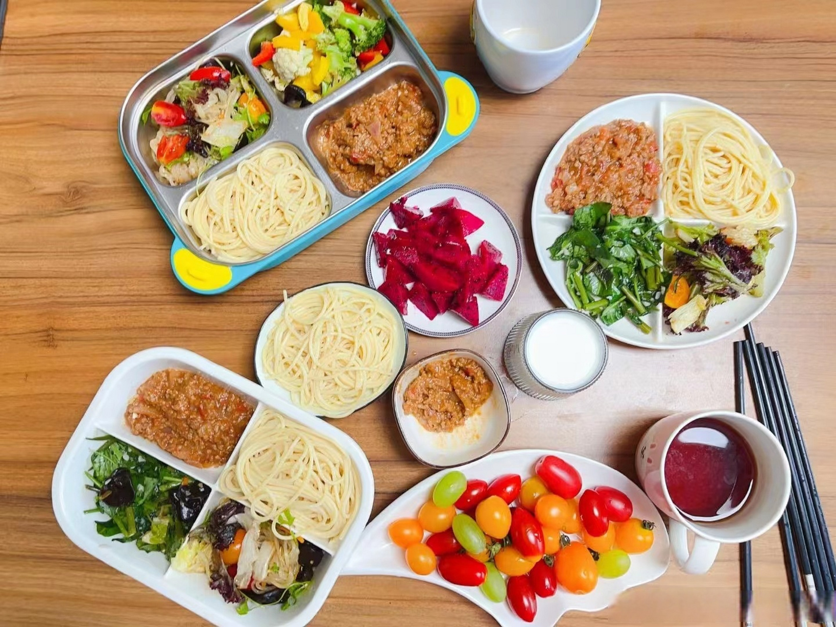 桐桐辰辰到奶奶家,上桌吃饭的时候,爷爷说:没带着你们的盘子回来啊?