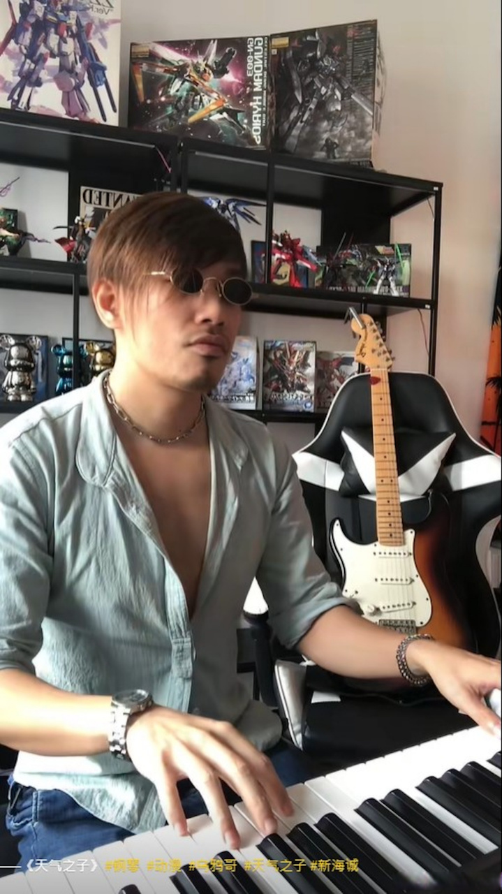 翻版乌鸦张耀扬惊现内地,长着80%相似的纹身,长刘海和弹钢琴的技能