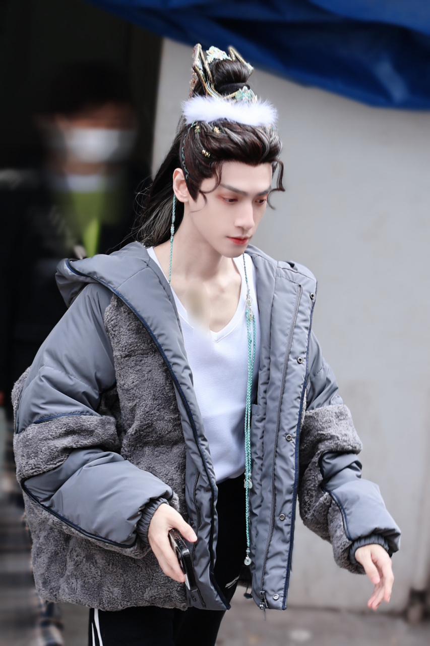 罗云熙水龙吟路透精修图,太瘦了显得刻薄