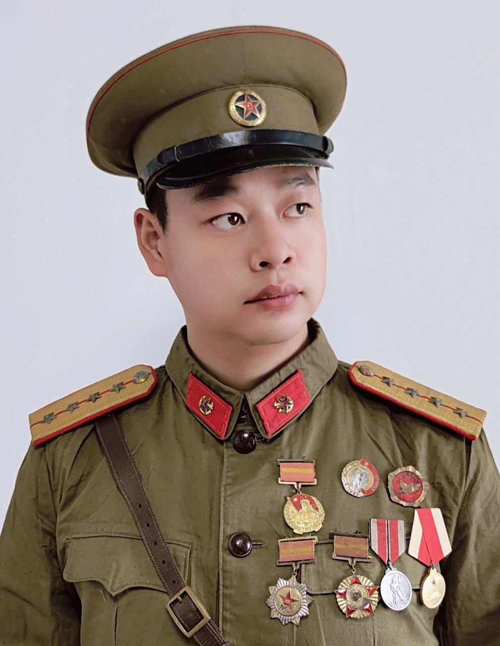 55式大尉军服造型 1661555式军服是1955年10月1授衔制式军服.