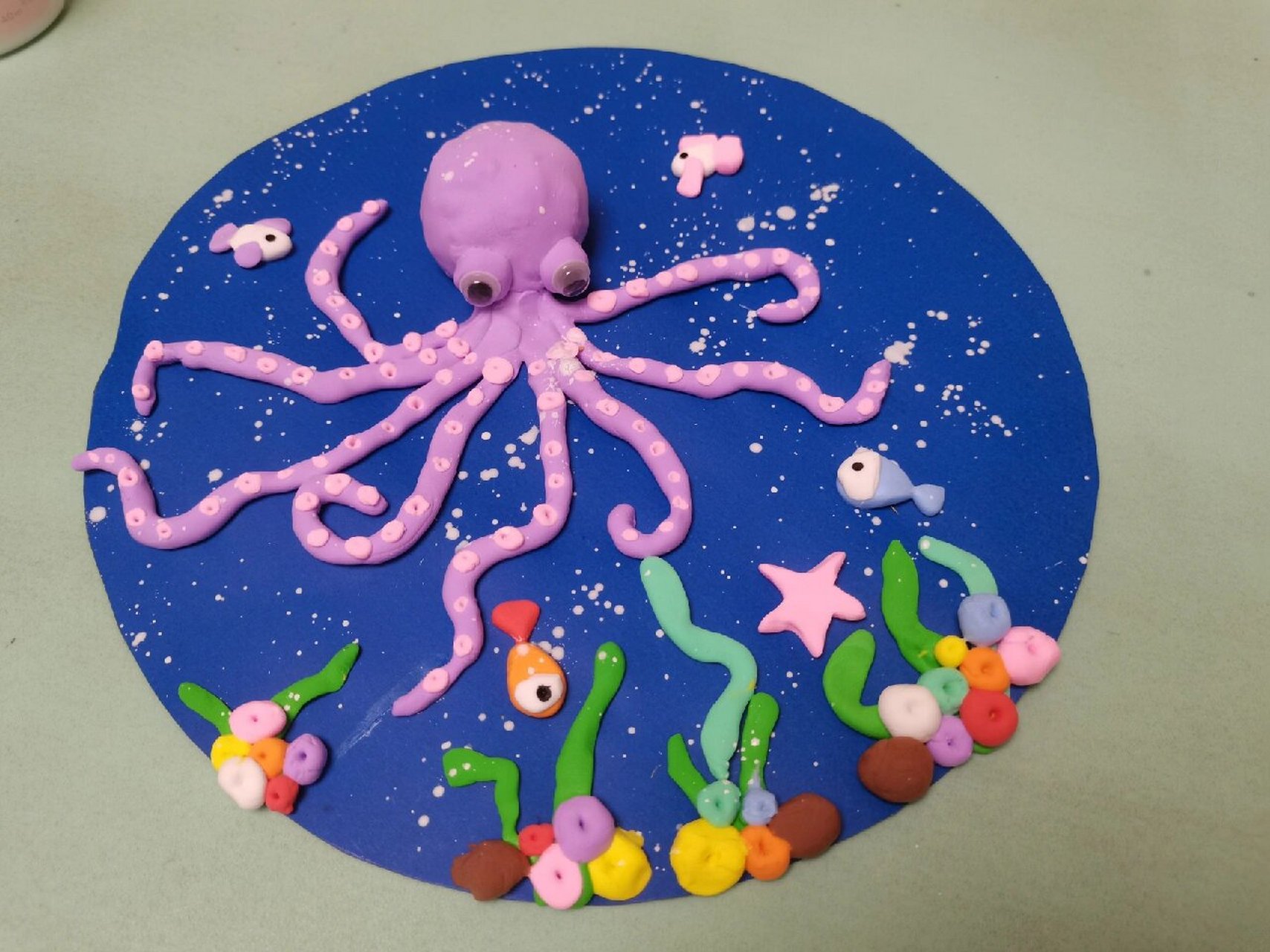 (图二是一年级孩子的作品) 材料:蓝色卡纸,超轻粘土,面巾纸,黏土工具