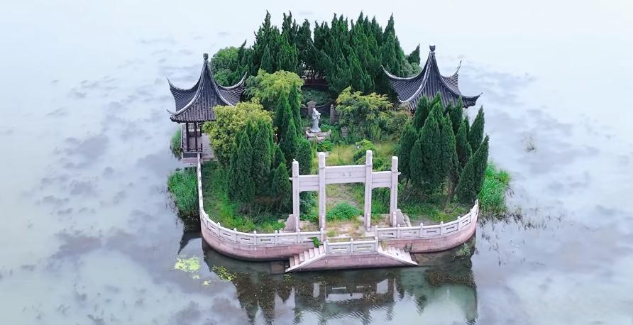 不管湖面水位多高,古墓总是露在湖面上,这就是陈妃水冢