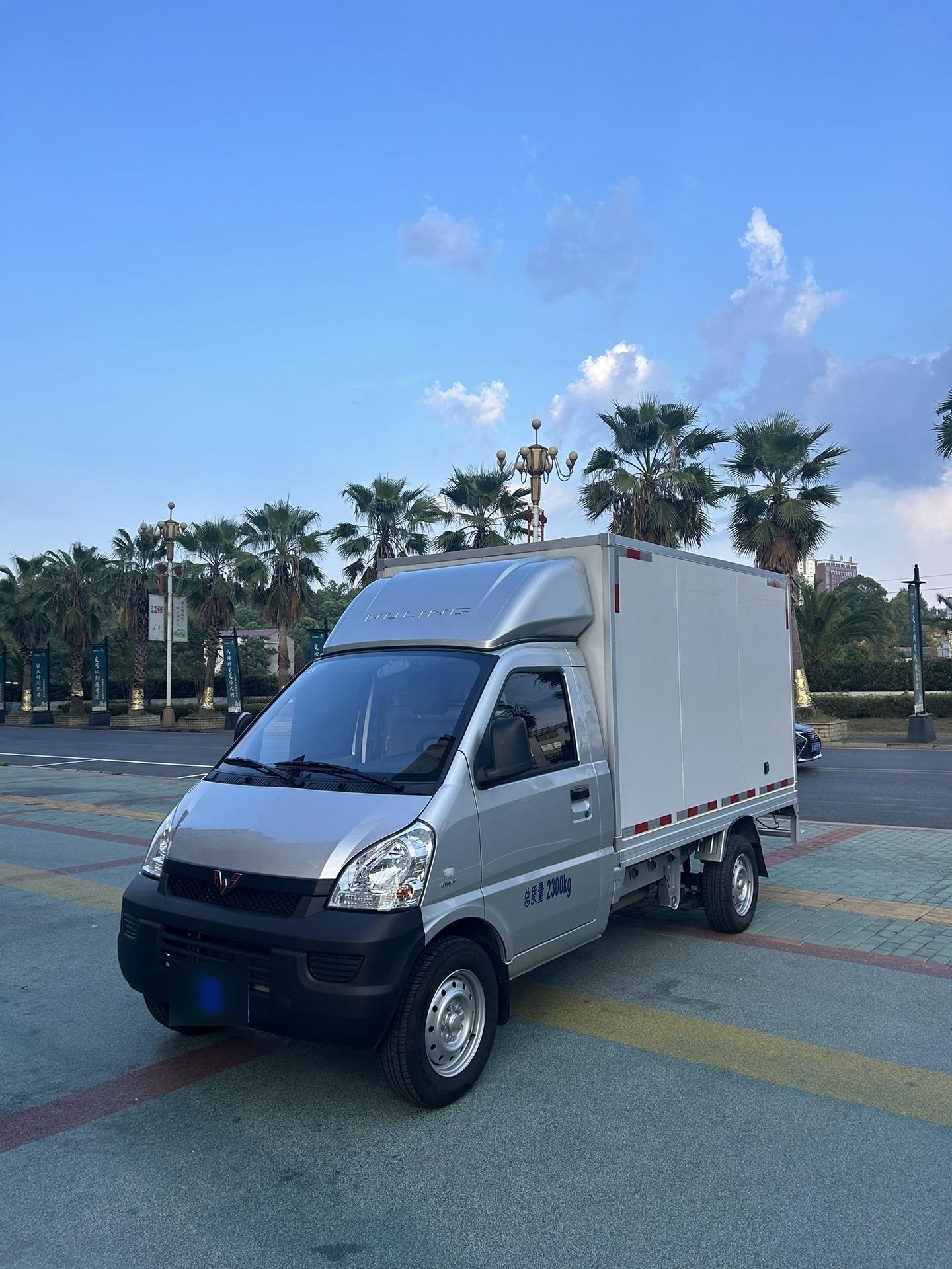 五菱小卡厢式货车