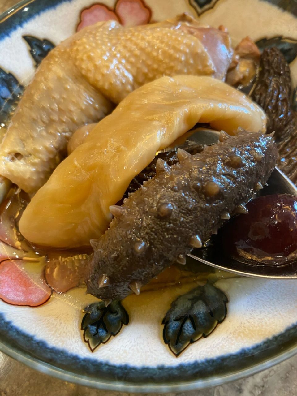 海参花胶炖鸡汤 功效:滋补肝肾,养颜,强精壮阳,强壮机能的作用.