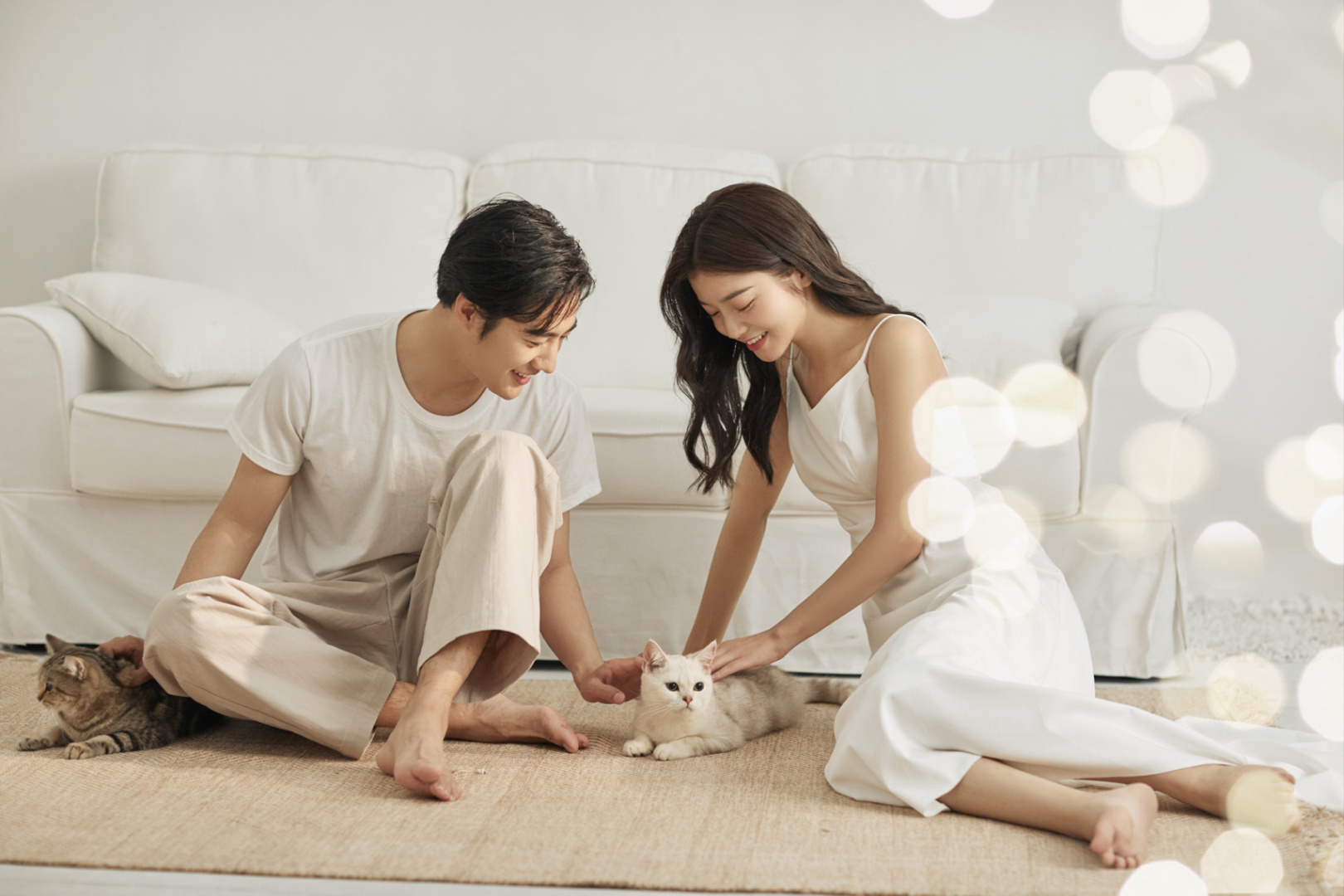 两人两猫的慵懒与惬意无需刻意摆拍 与猫的搞笑互动就是生活甜蜜感最