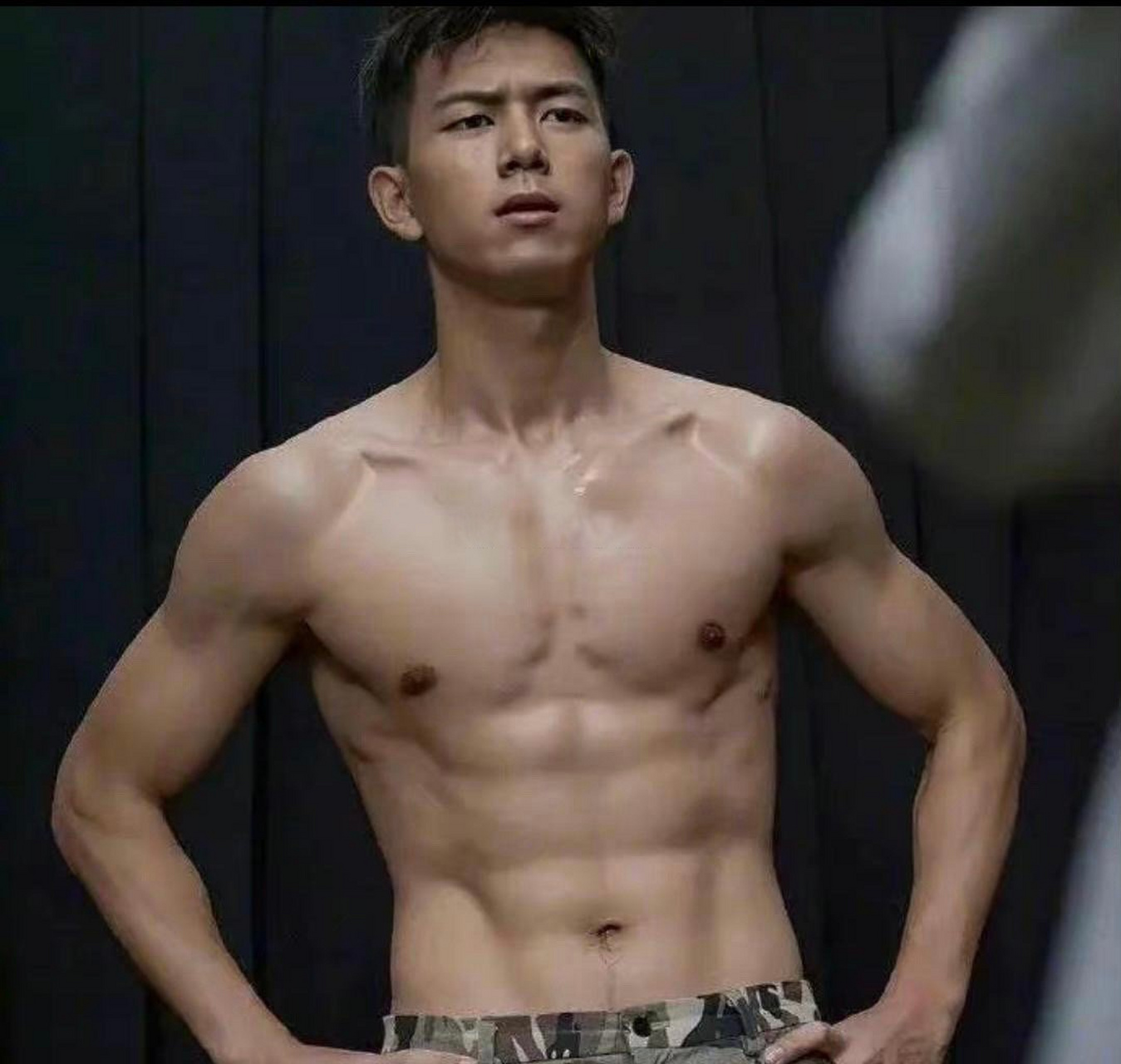 李现这一身肌肉也太绝了吧,有种自由野性的帅气