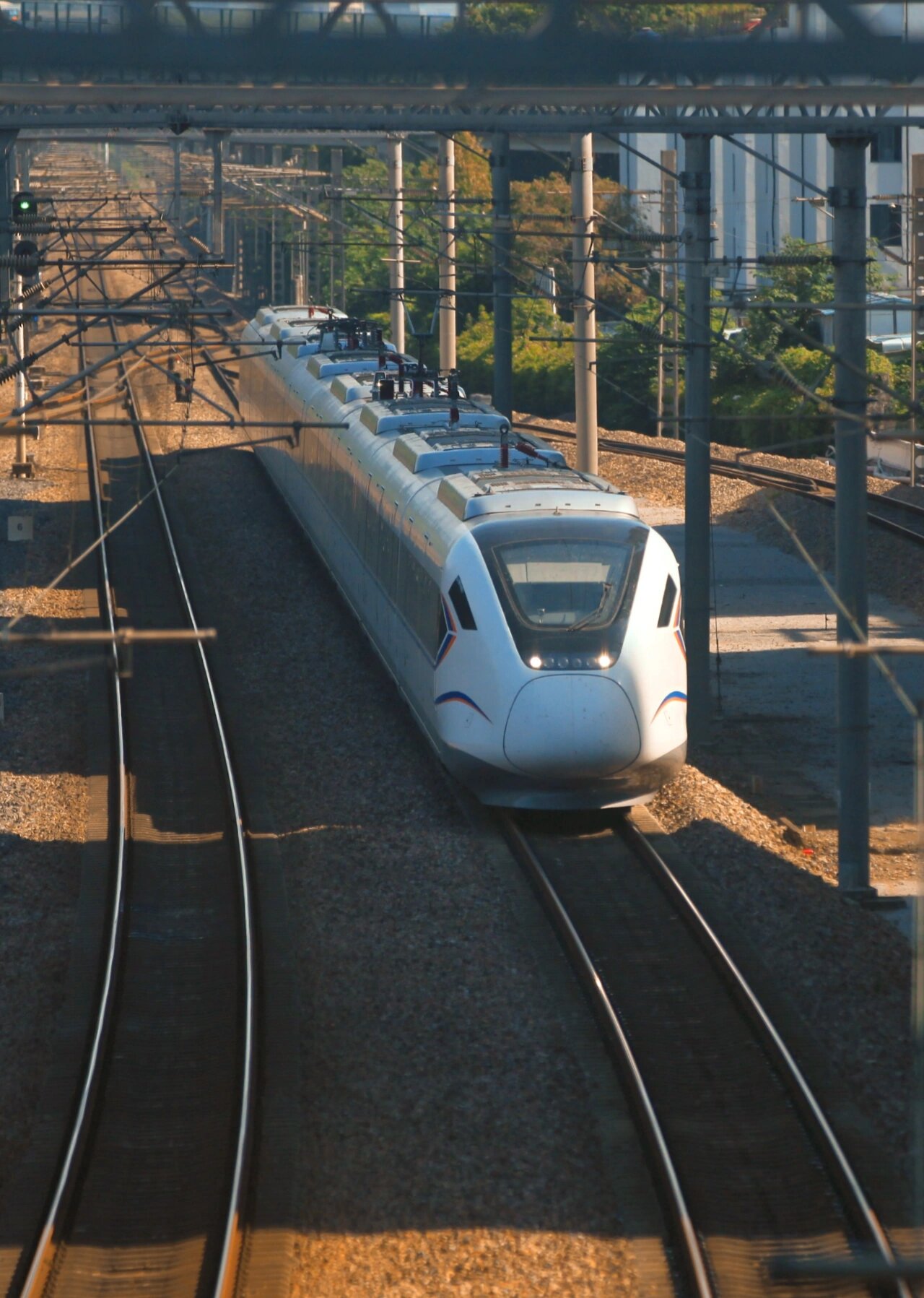 重联的crh2a连续跨越三道进入下行线路 第一次看见crh2a连续跨越三条