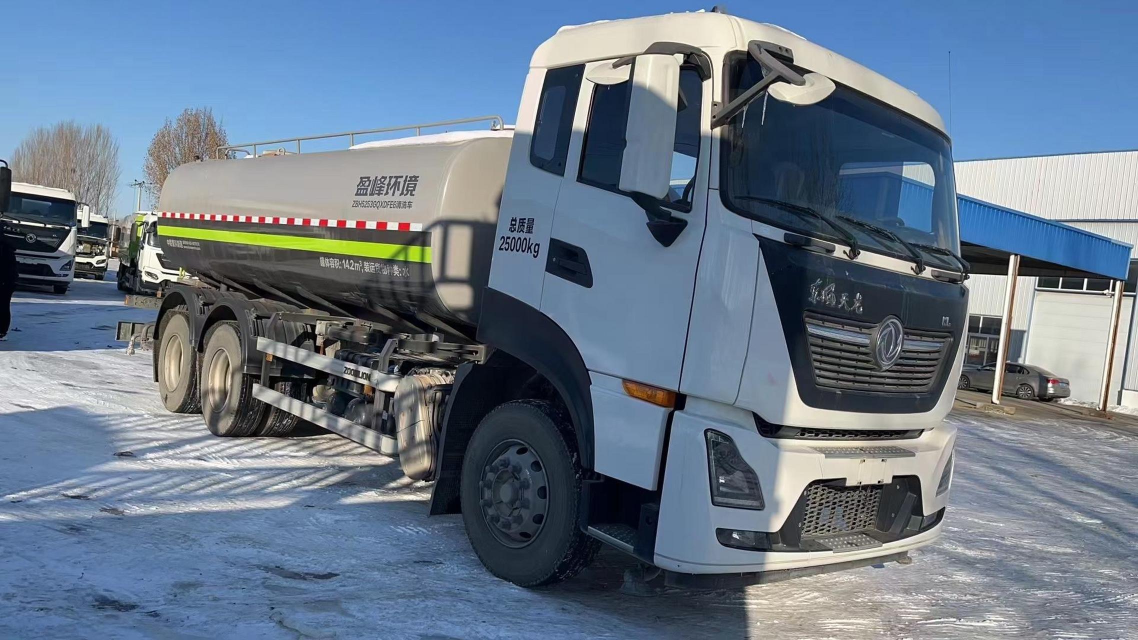 2021年4月,国六,东风天龙kl后双桥洒水车,22方,康机290马力,东风经典7