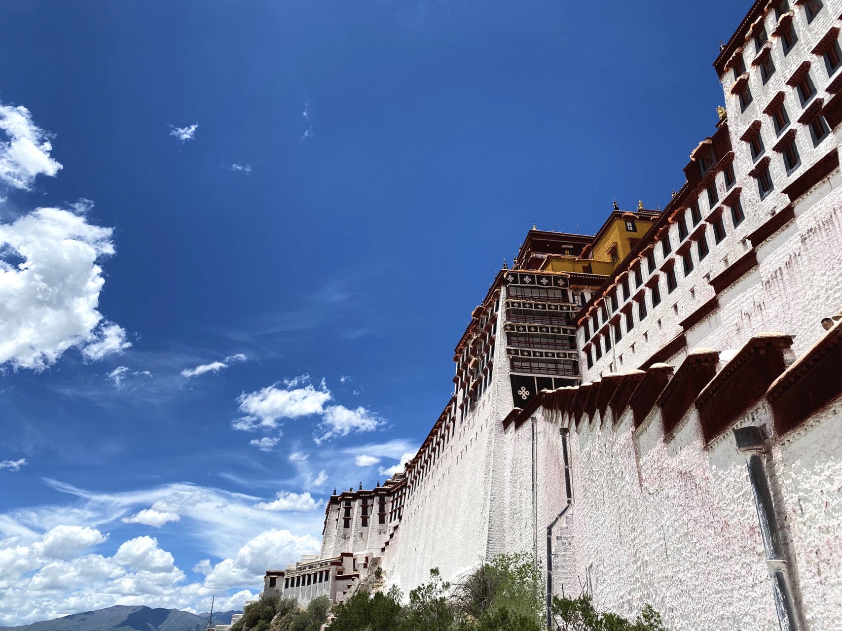 住在布达拉宫里,是活佛仓央嘉措; 进入拉萨民间时,是荡子宕桑汪波.