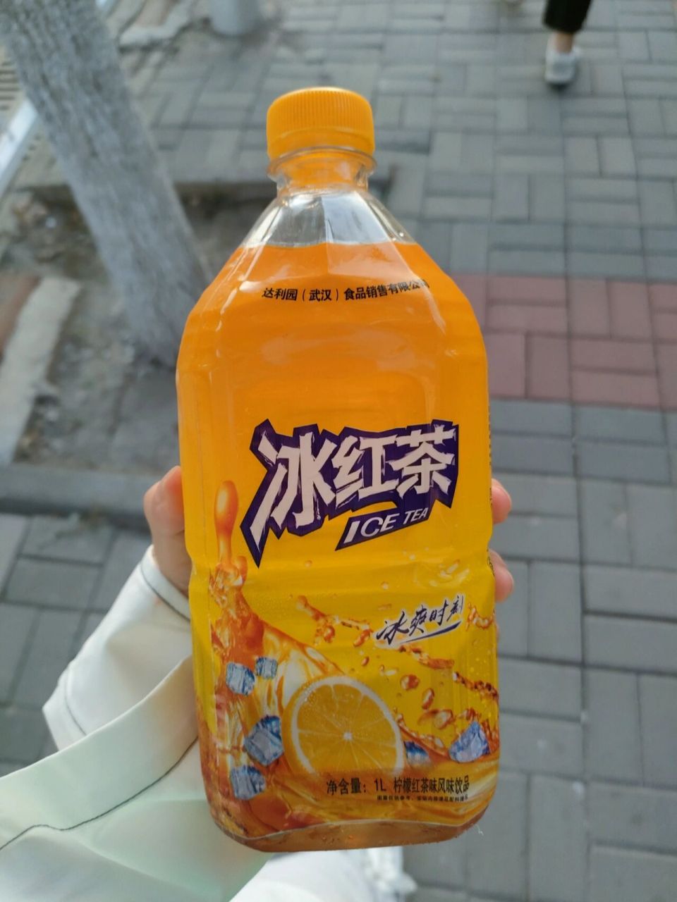 达利园的冰红茶好难喝啊 随便拿了一瓶就踩雷了 香精味齁嗓子