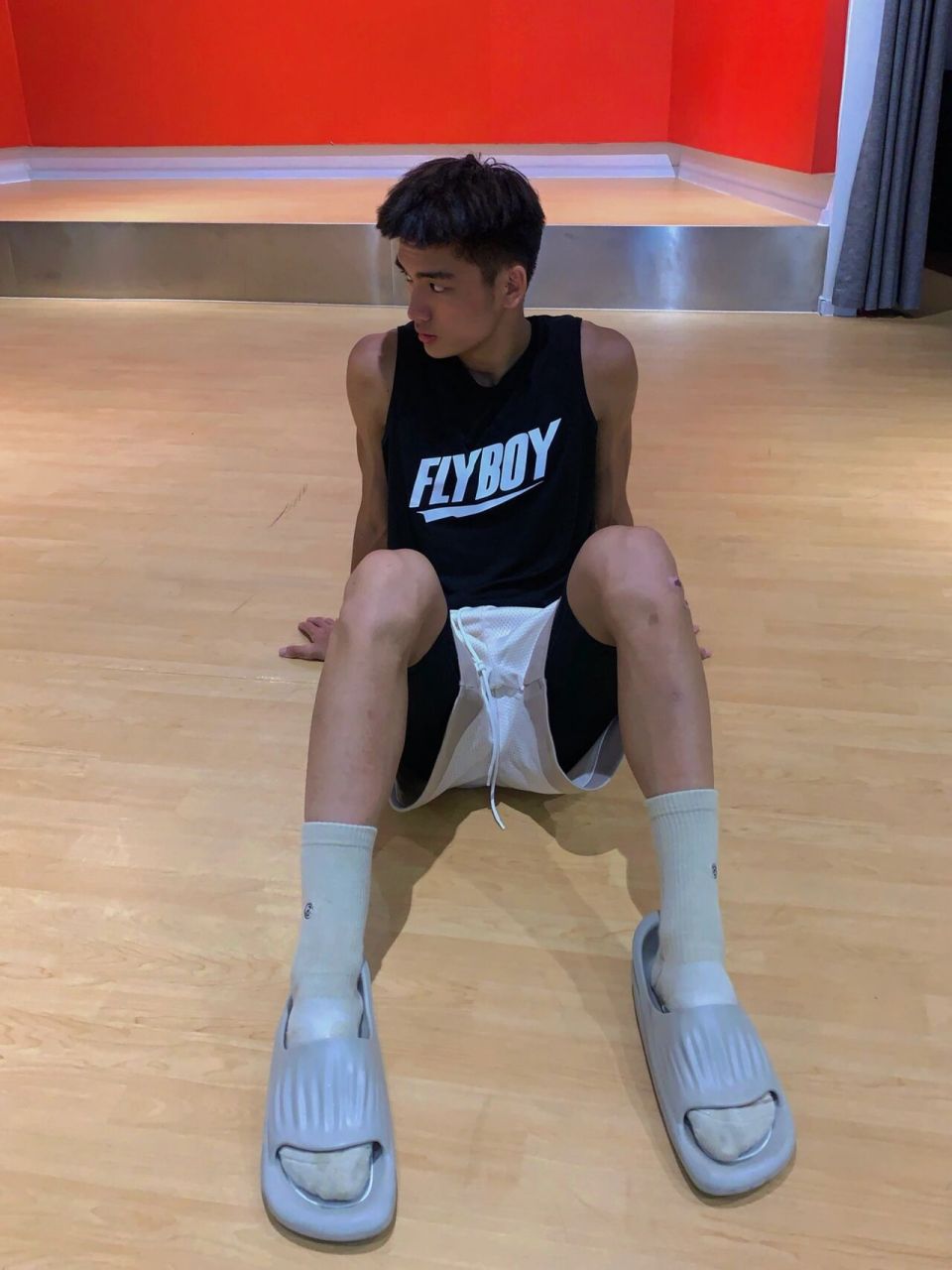 为什么体育生都喜欢拖鞋配长袜 uzis拖鞋!