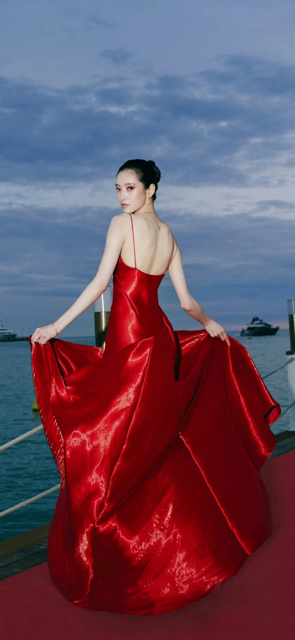 项偞婧红裙精致,大气迷人写真壁纸图集
