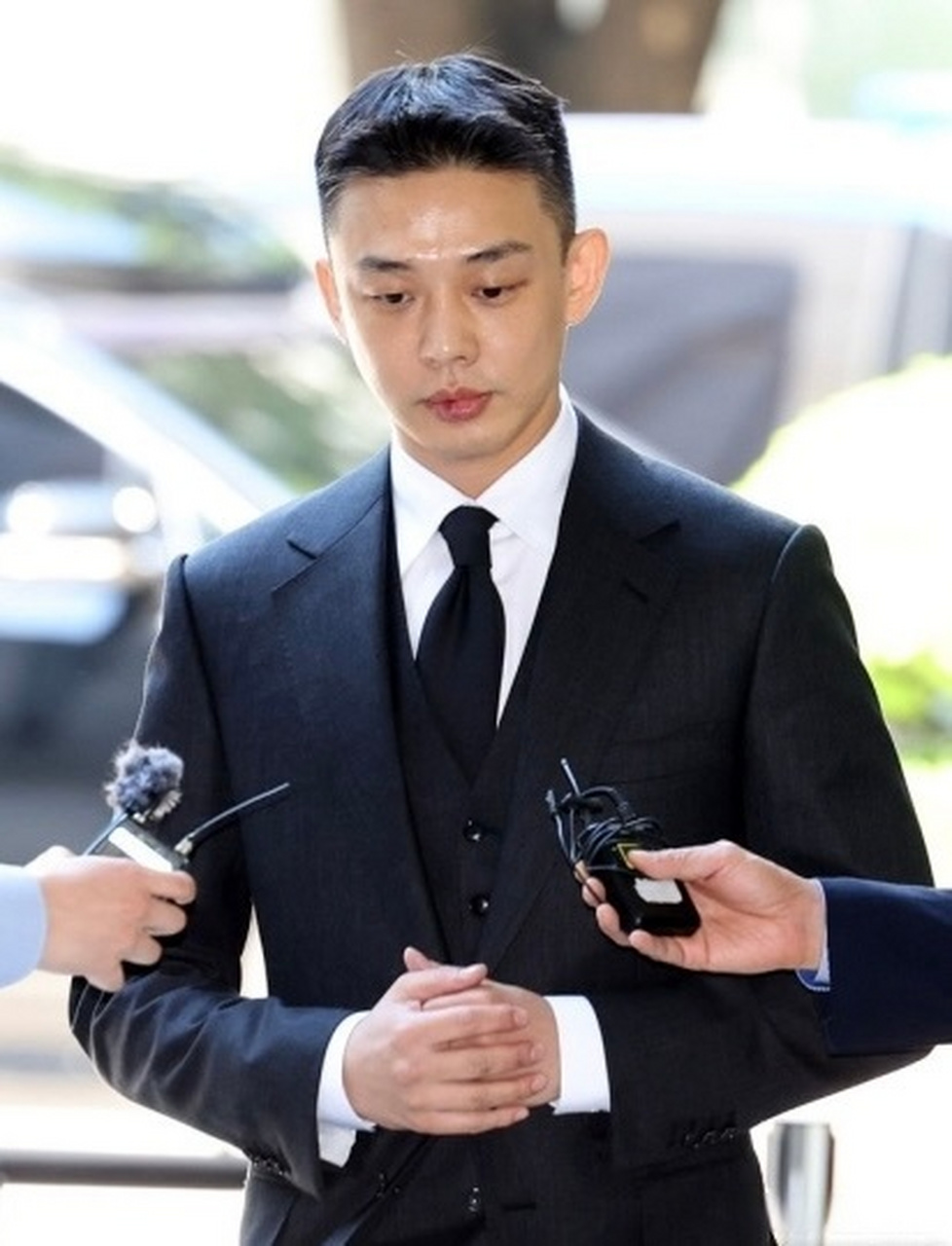 刘亚仁出席第五次公审辩论日,身着黑色西装三件套