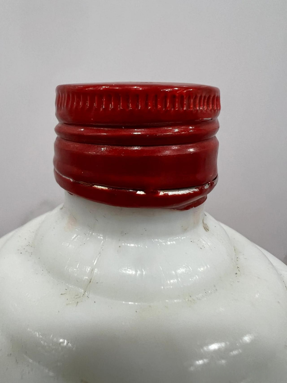 在朋友那儿看到一瓶典型的记得铁盖茅台,瓶子,标,盖都不对,属于全套