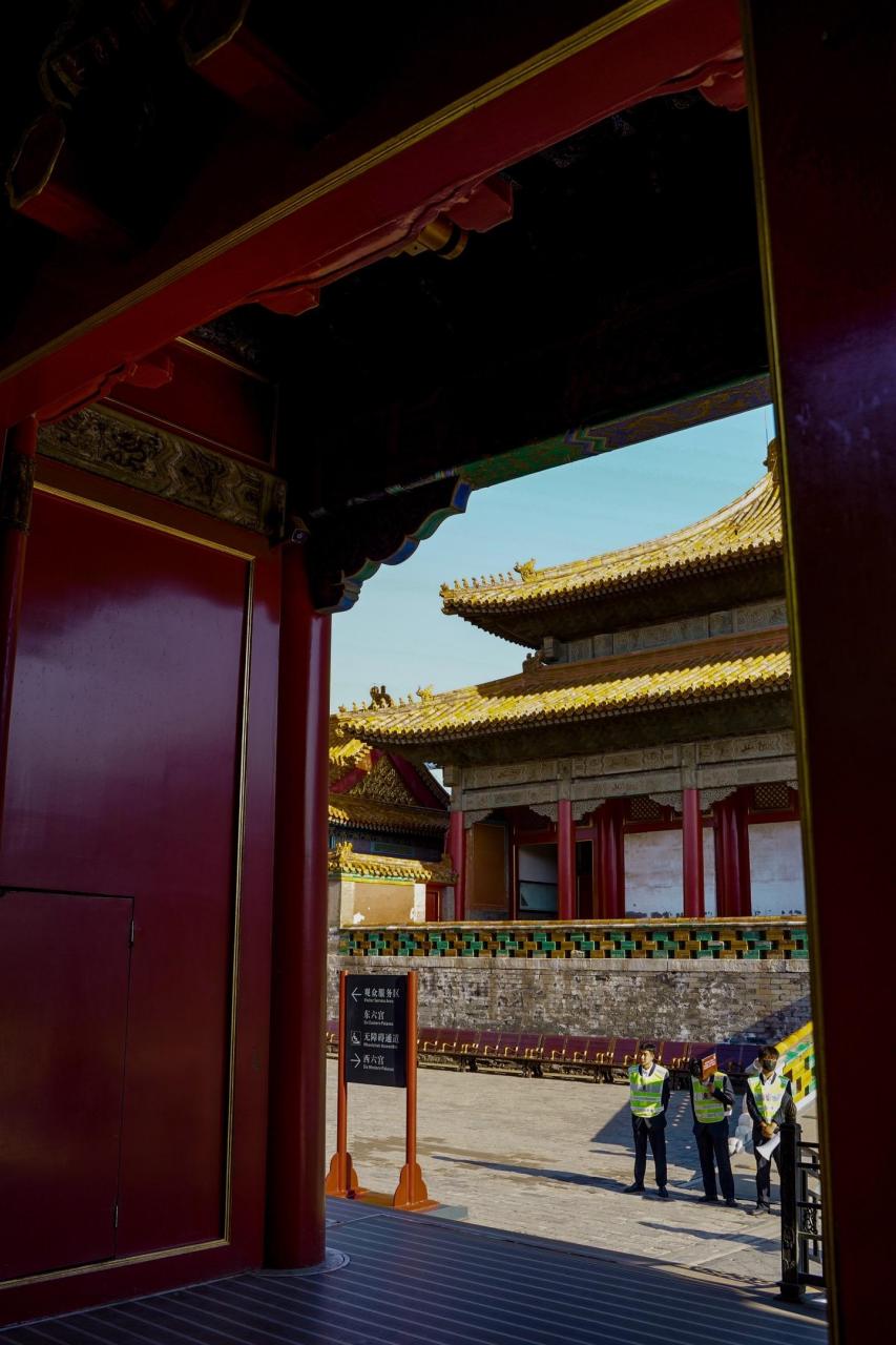 97  故宫宫殿沿着一条南北向中轴线排列,三大殿,后三宫,御花园都