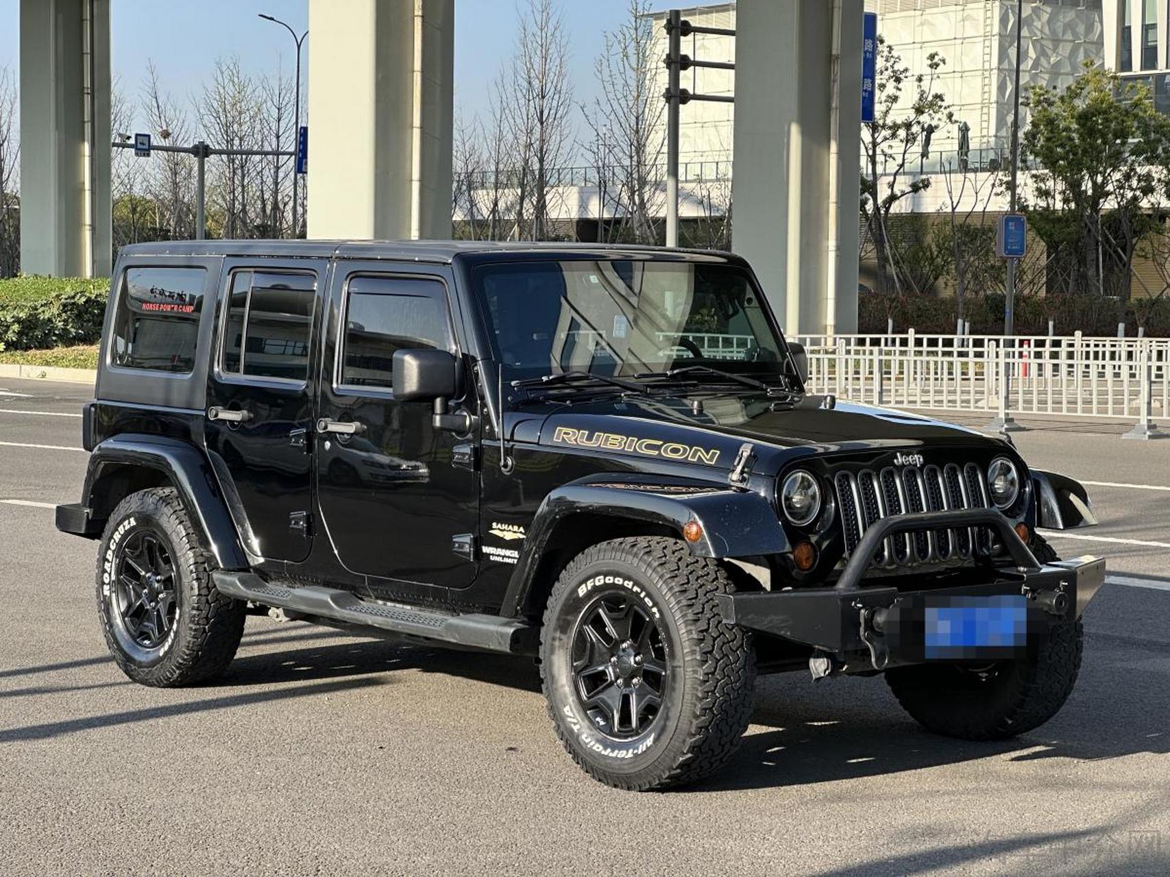 6敞篷     售价:12.28万元 2013年8月吉普牧马人4门版撒哈拉素车3.