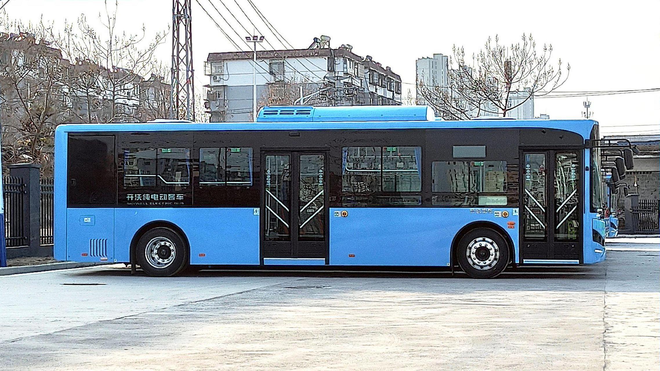 徐州公交 在停车场等待上线运营的十米纯电动新车:开沃njl6100ev80
