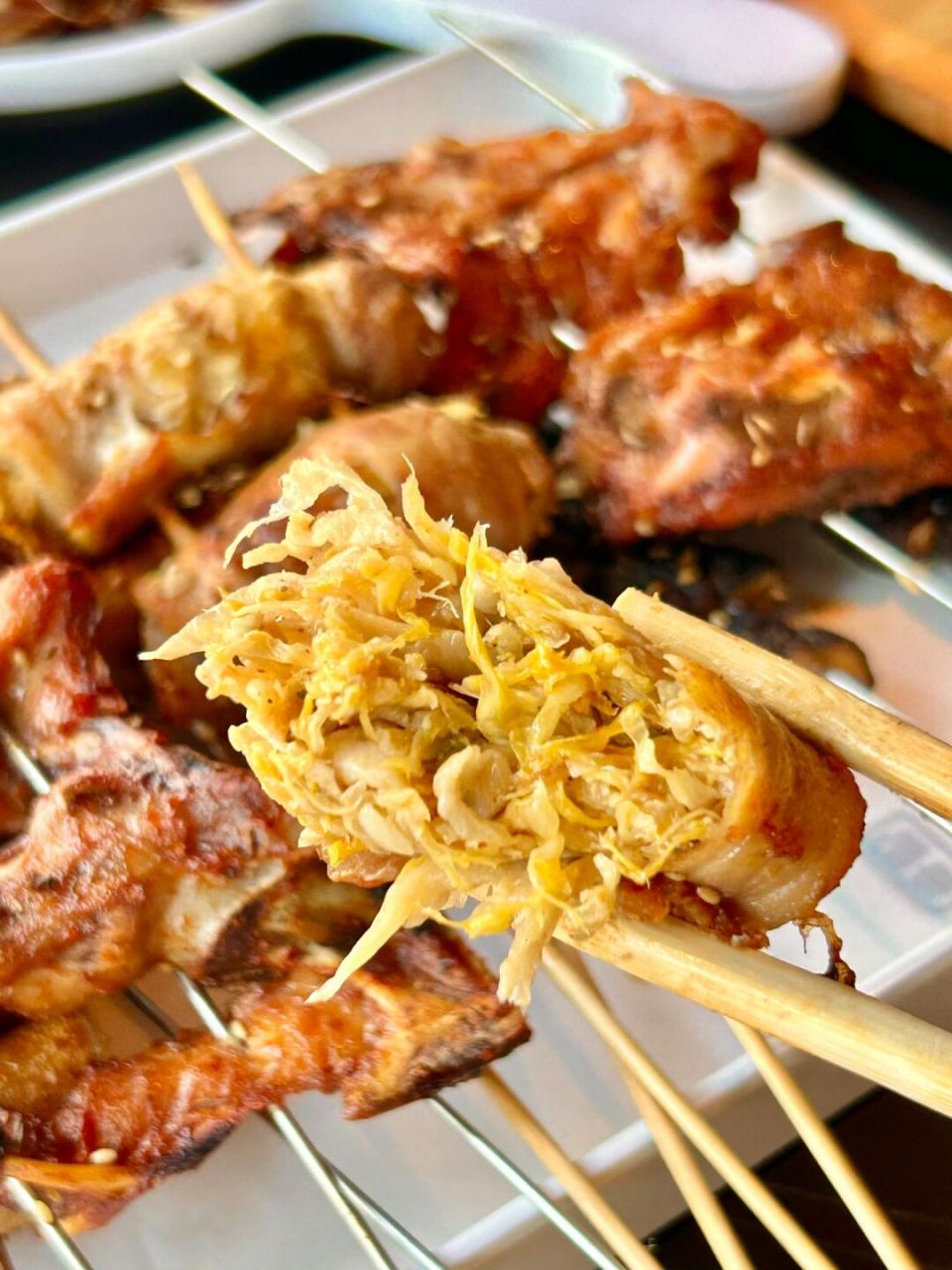 青岛这个烧烤和淄博有一拼,五花肉卷酸菜00 讲真,我感觉青岛的烧烤