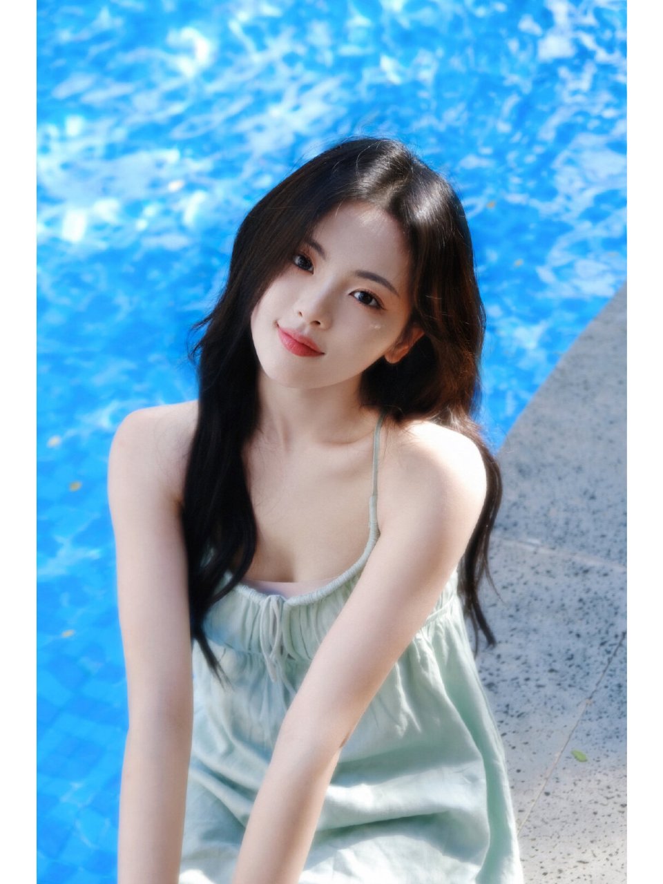 杨超越这组泳装写真 火速保存