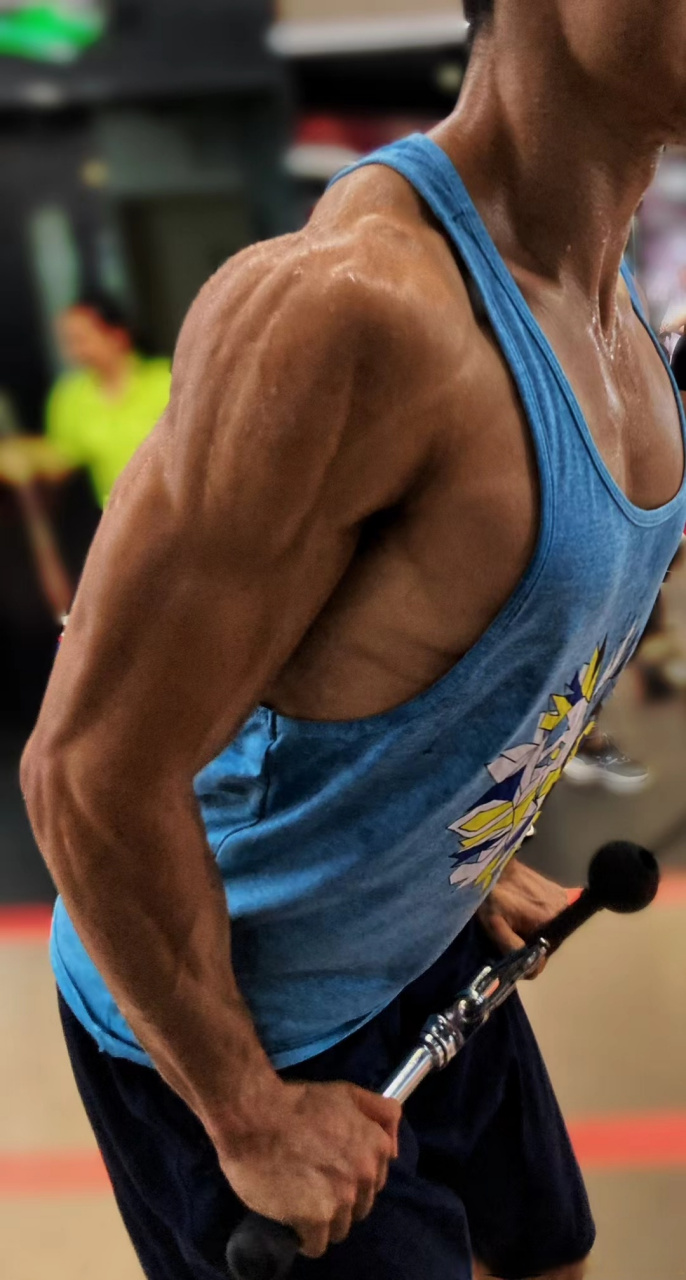 拉丝的肌肉真帅#肌肉男##微博户外运动节