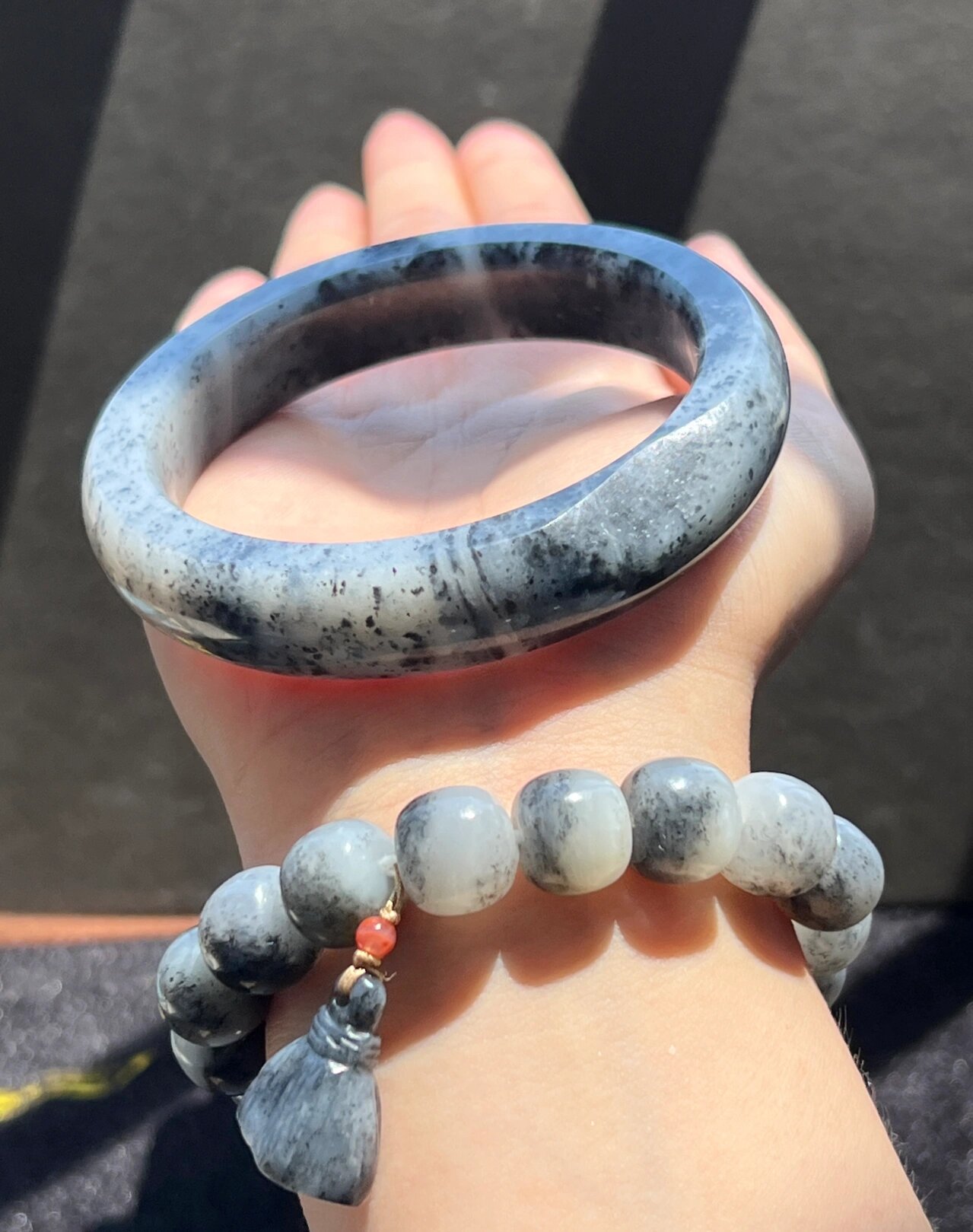 和田玉青花籽料黑白分明水墨画方镯59圈 意境流青花籽料方镯,荔枝白底