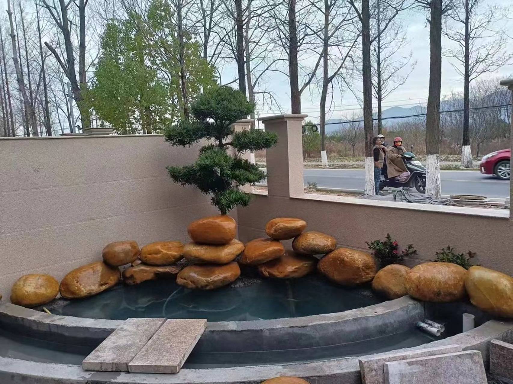 私人别墅门前小型假山鱼池案例分享 02020202私人别墅门前