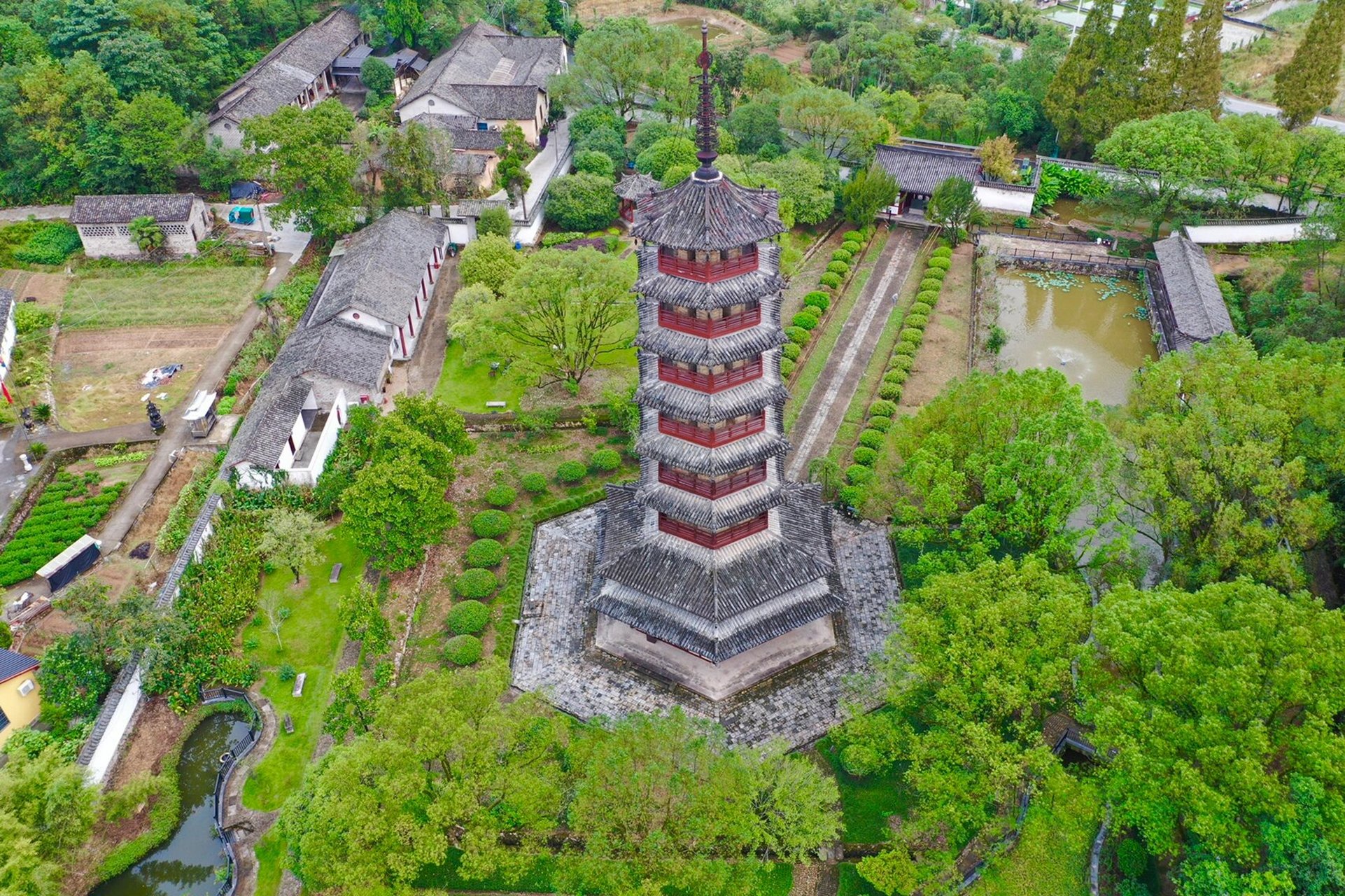 "中国的比萨斜塔" 北宋浙江松阳延庆寺塔 延庆寺塔明显的斜度 延庆寺