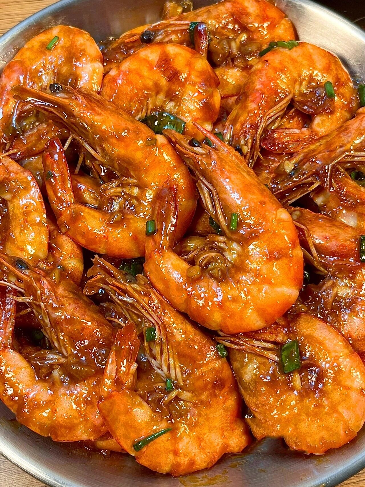 油焖大虾是一道色香味俱佳的海鲜美食,主要食材是新鲜