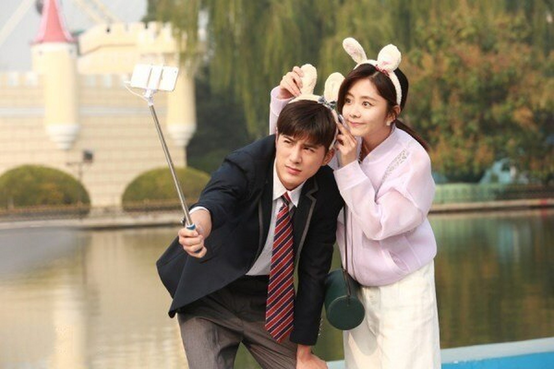 剧名:《狐狸的夏天》 腾讯:第一季21集;第二季23集 主演:谭松韵,姜潮