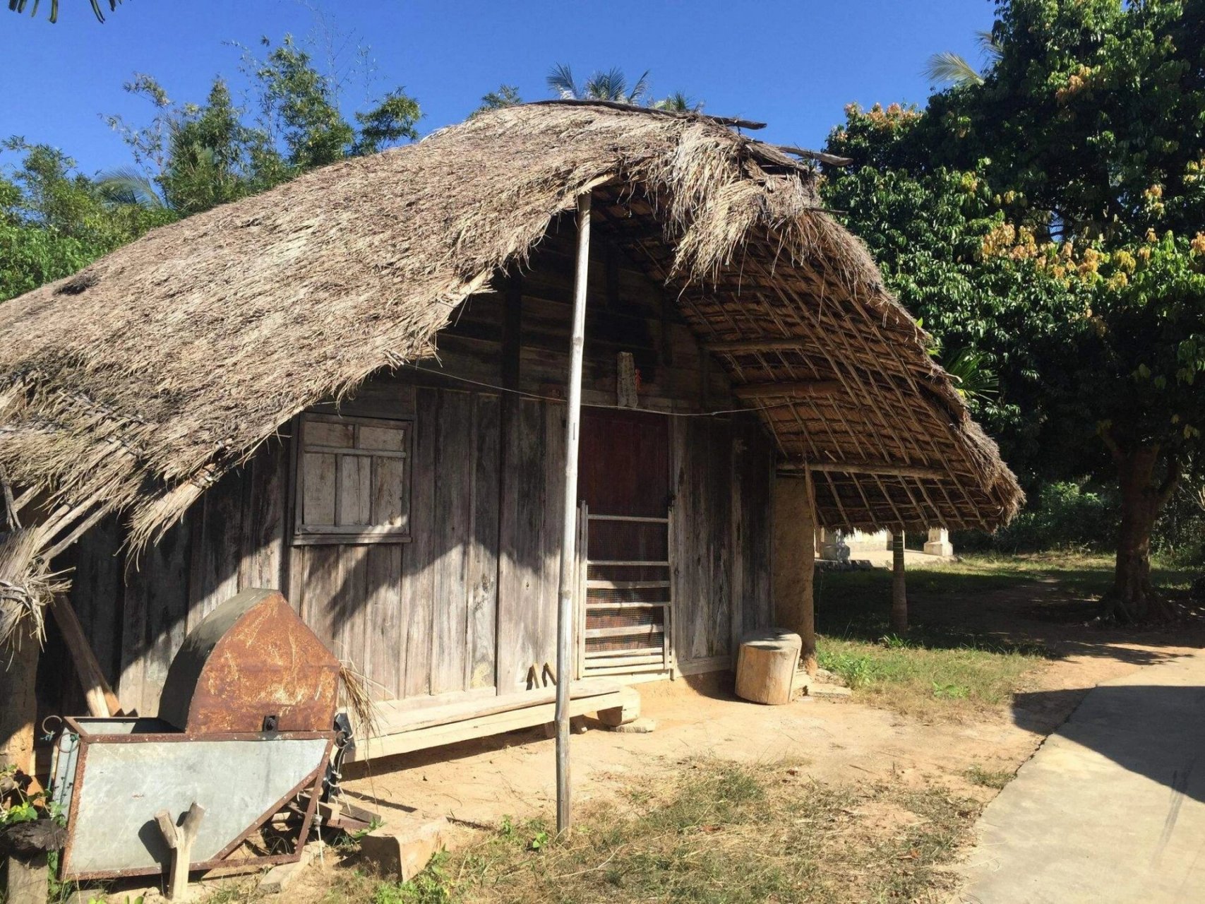 海南白查村船型屋  海南白查村的船型屋 白查村是海南岛西南部东方市