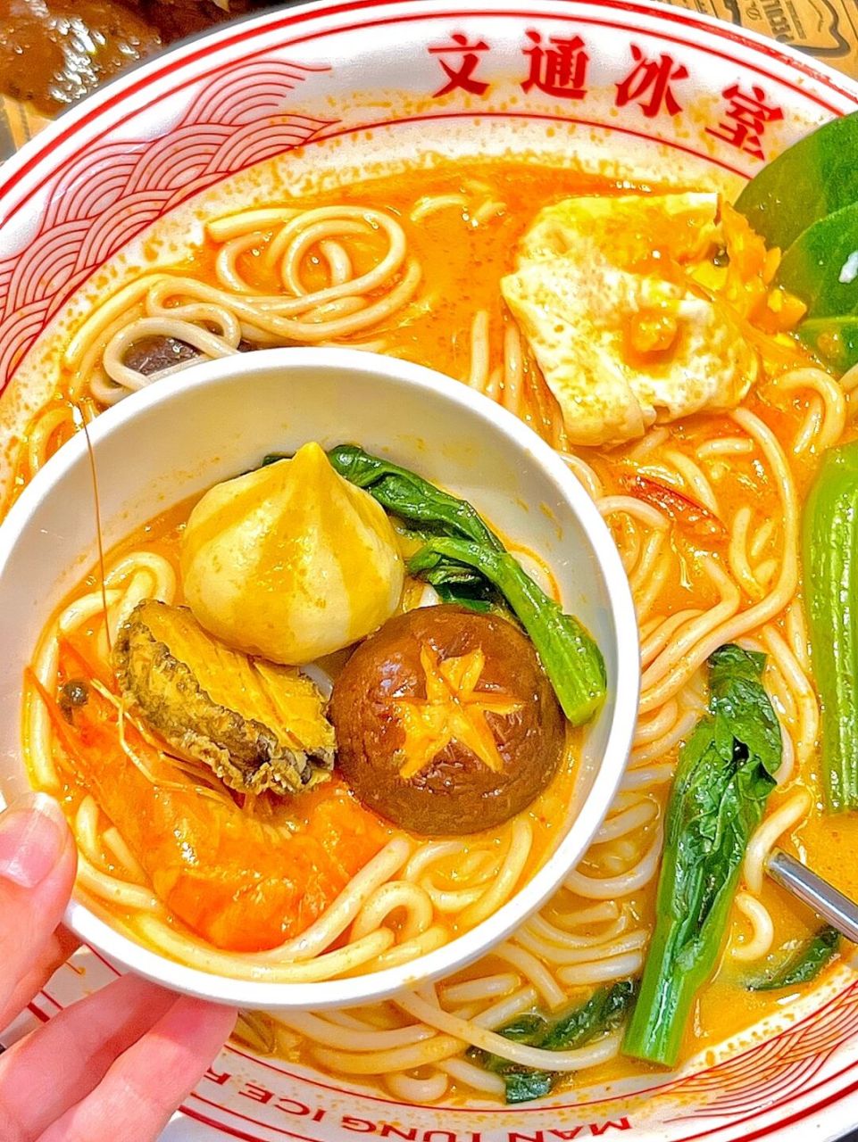 文通冰室新出的鲍鱼冬阴功香港米线端上桌巨大一碗 浓郁的冬阴功味汤
