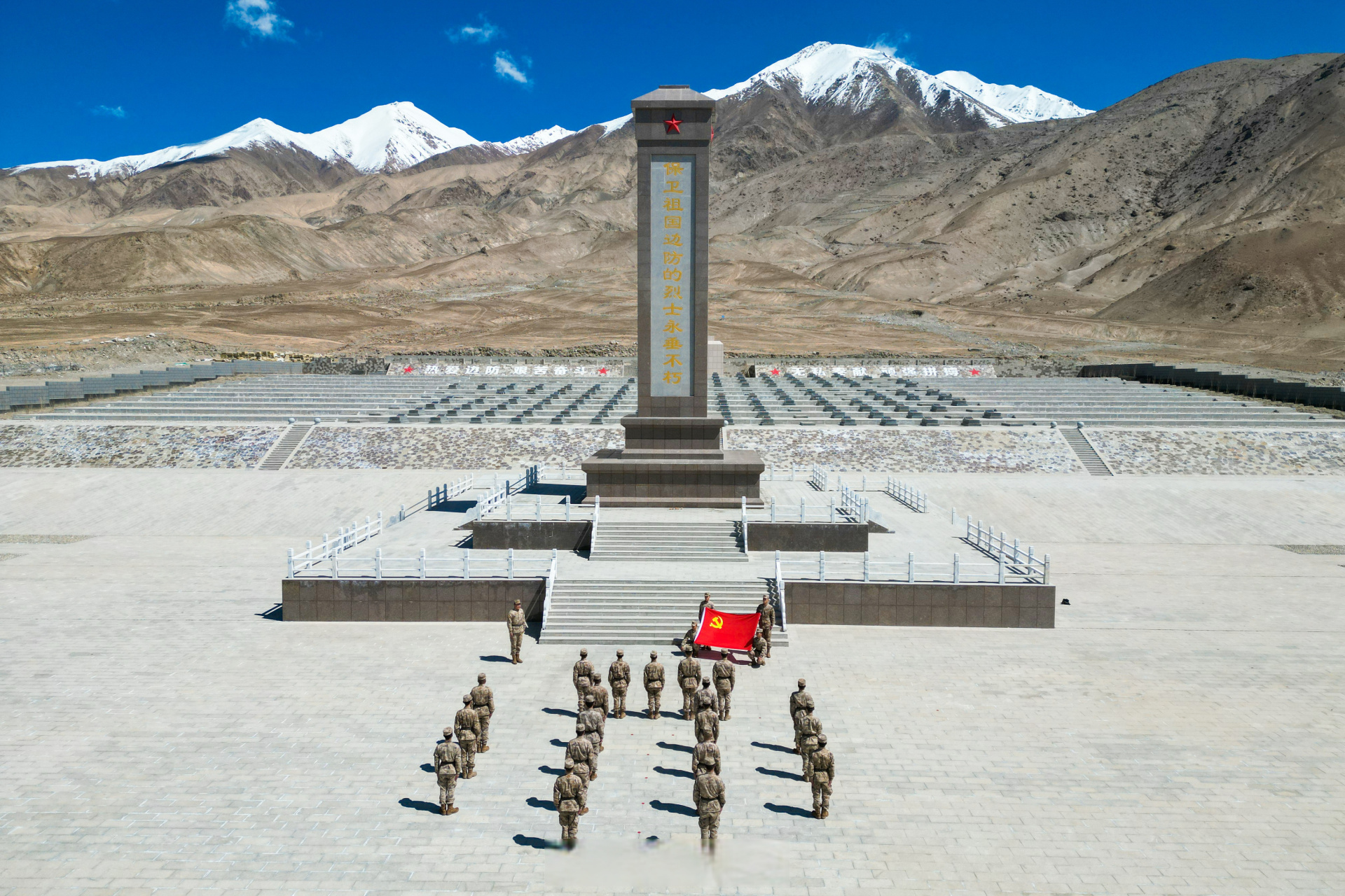 【七一前夕,高原官兵到康西瓦烈士陵园祭奠告】近日,驻守在高原腹地的