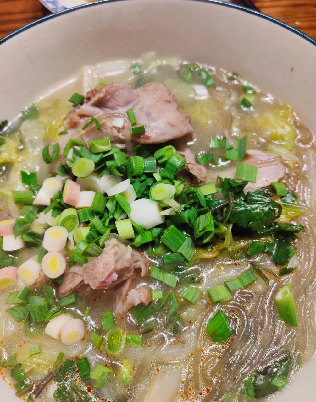 白菜羊肉汤～今日节气雨水,补气升暖 食材:羊肉,大白菜,粉丝 配料