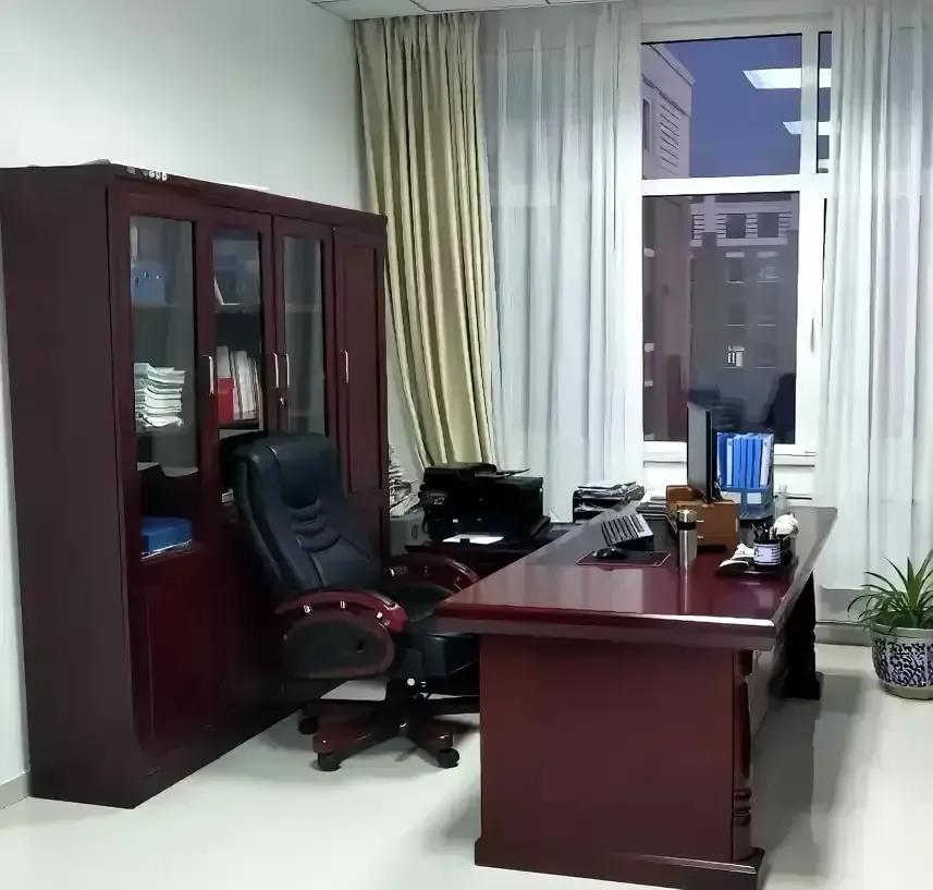 有人称其为厅级干部办公室,有人认为是县级干部配置,还有一些人说是镇