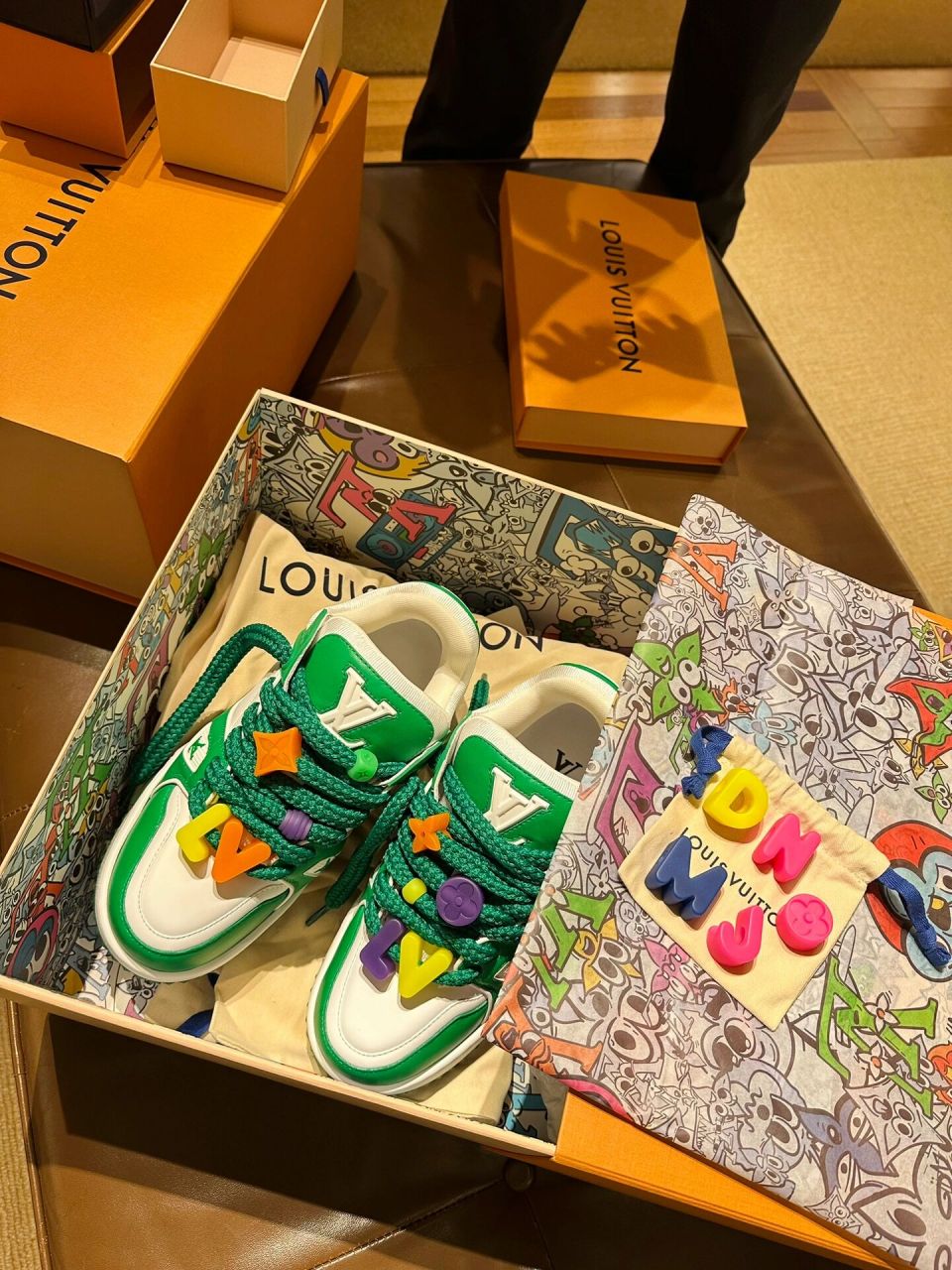 lv限量trainer 绿胖丁开箱 上个月sa给我说可以定限