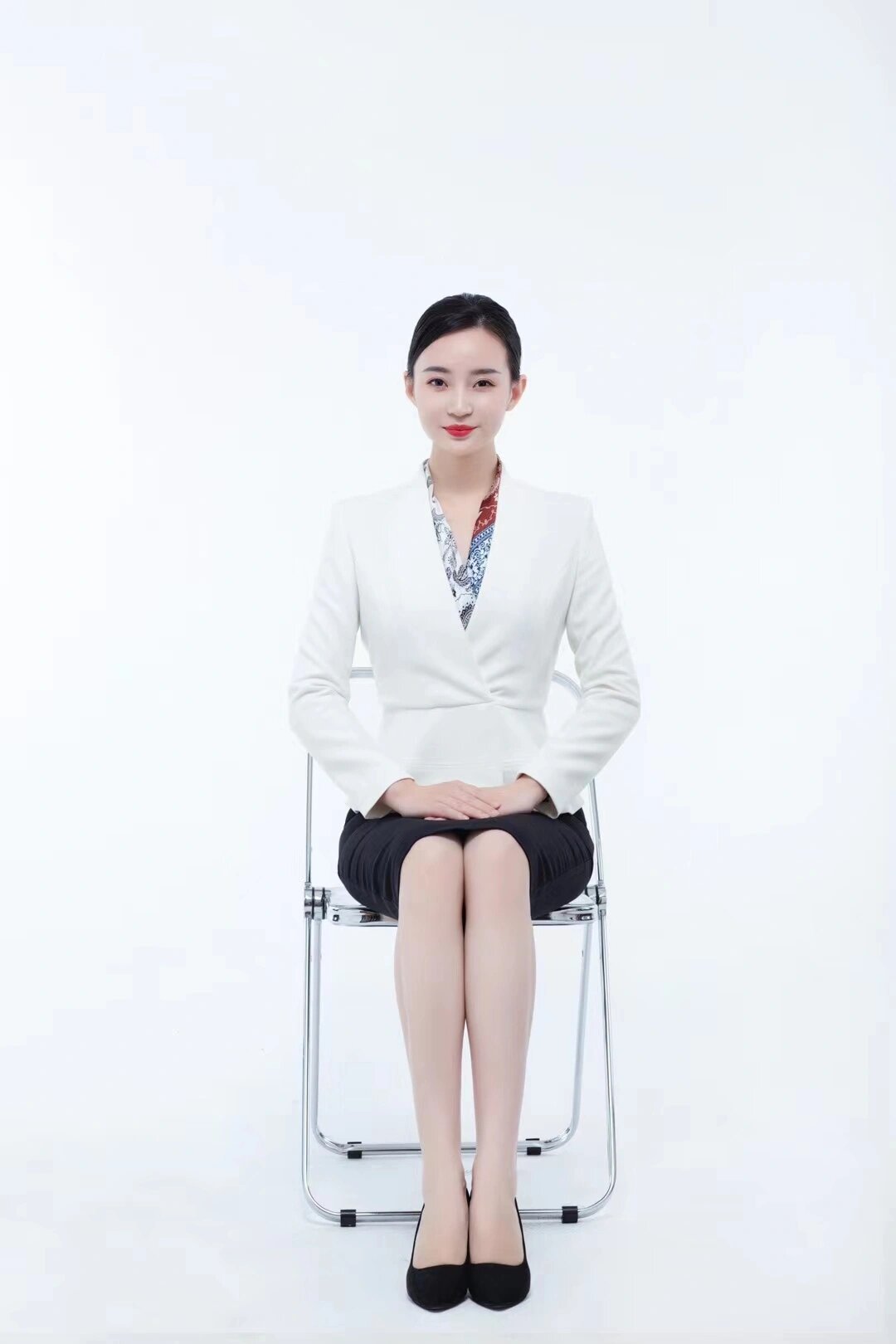 女士礼仪坐姿要求图片