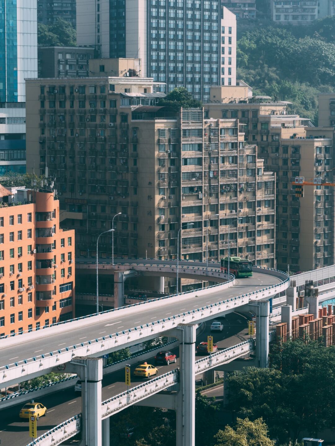 依山而建的城市图片