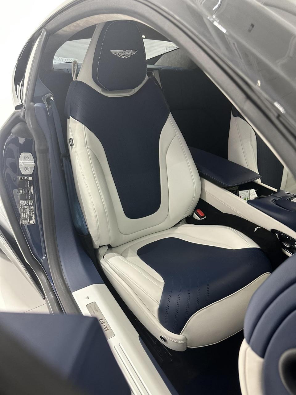 阿斯顿马丁db11 内饰升级 蓝/白双拼 nappa 真皮座椅 翻毛皮星空顶