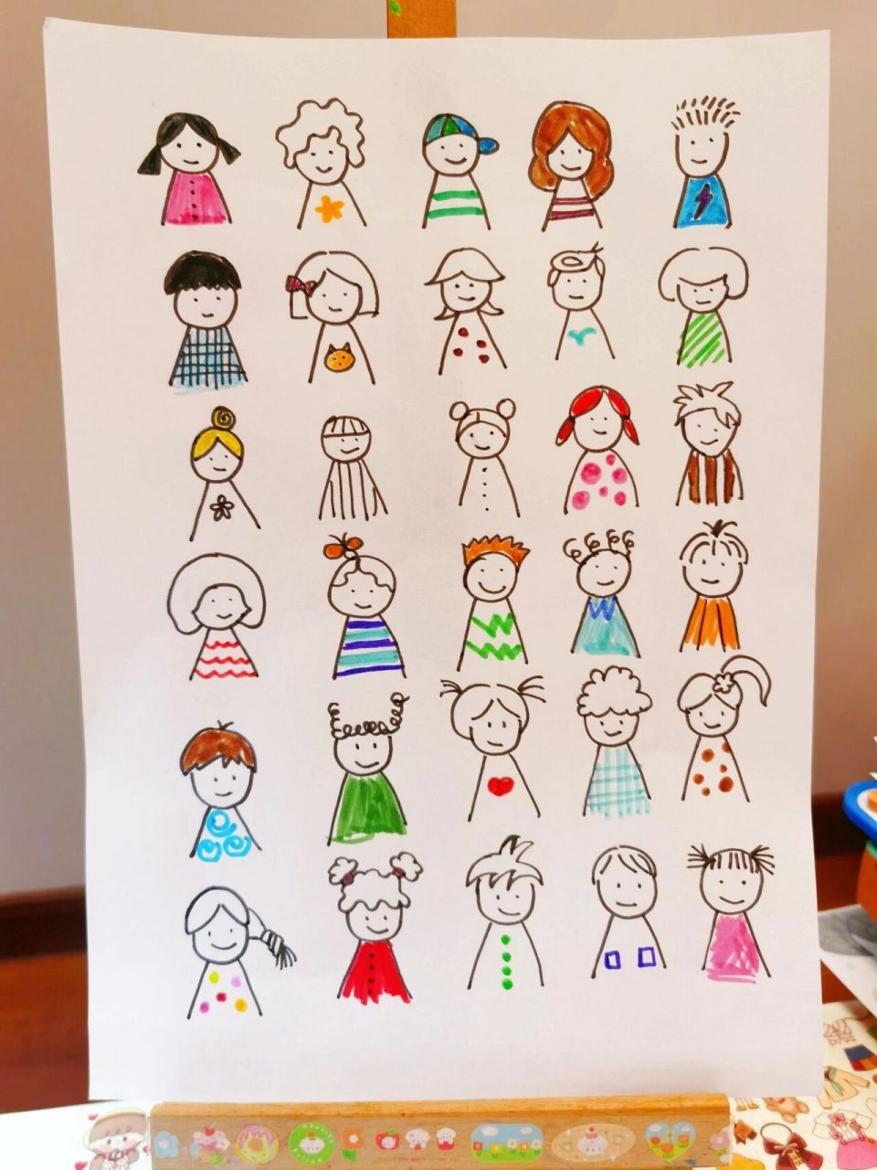 再见幼儿园,再见我可爱的小伙伴们 画了一组简单的幼儿园小朋友头像