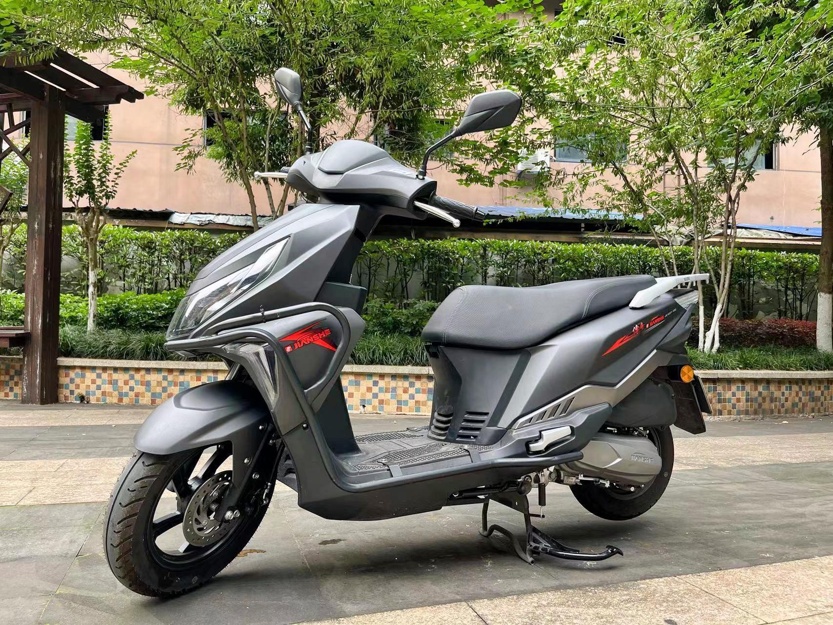 24年4月上牌,国产建设裂行125踏板摩托车,900多公里,前后碟刹,液晶