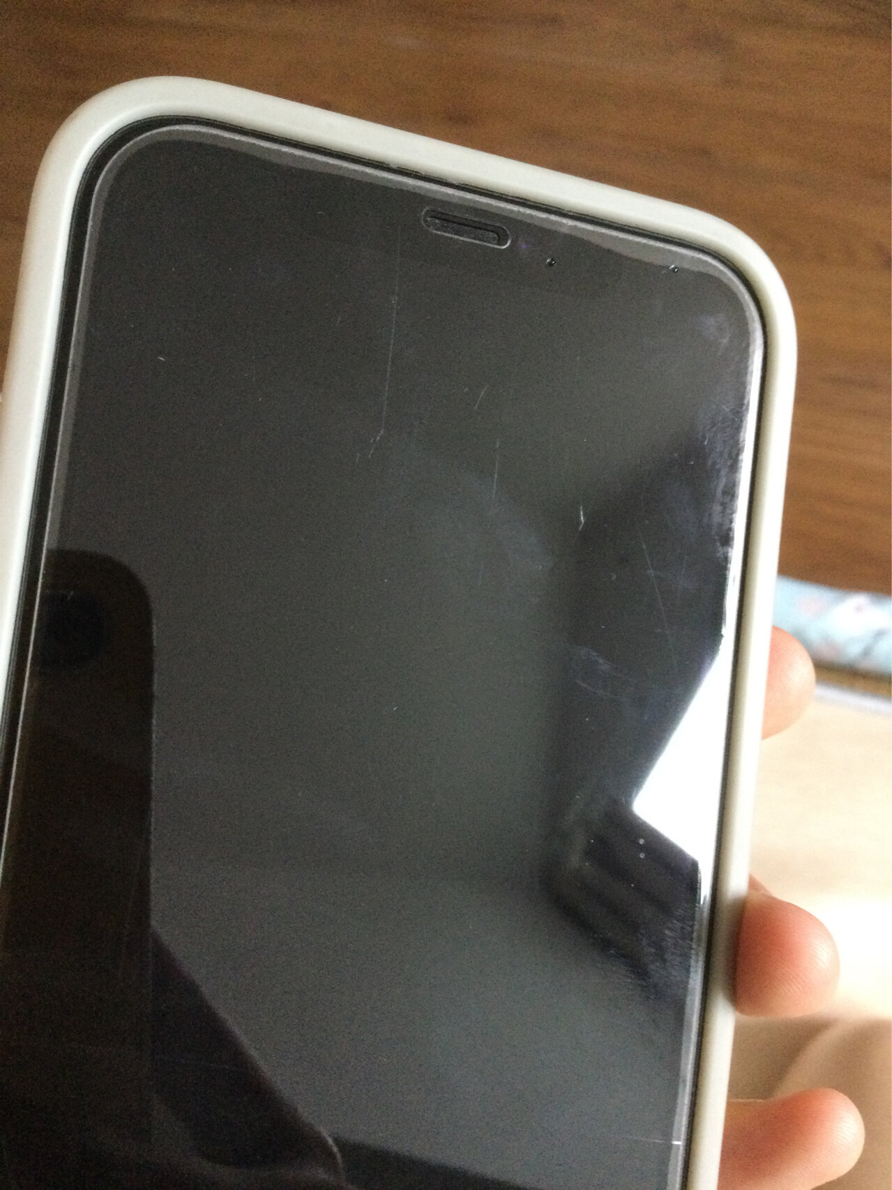 5买了两个钢化膜 图一我都不没摔过,不知道哪里磕了一下,3条裂痕!