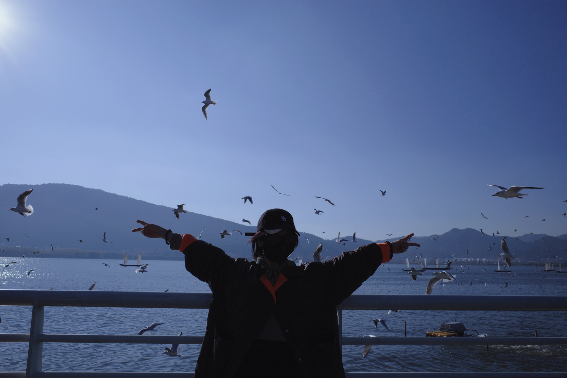 谭松韵海边背影随拍#.