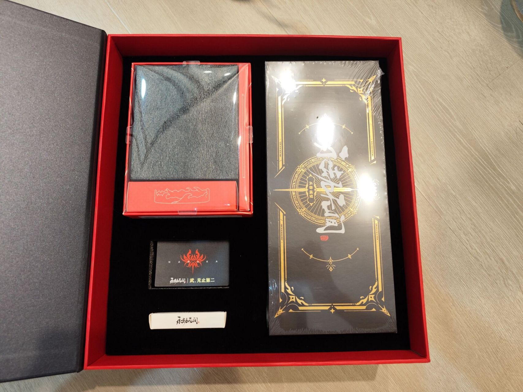 浅浅开箱永劫两周年礼盒啦,和去年的一周年礼盒比杯垫变成了杯子,纪念