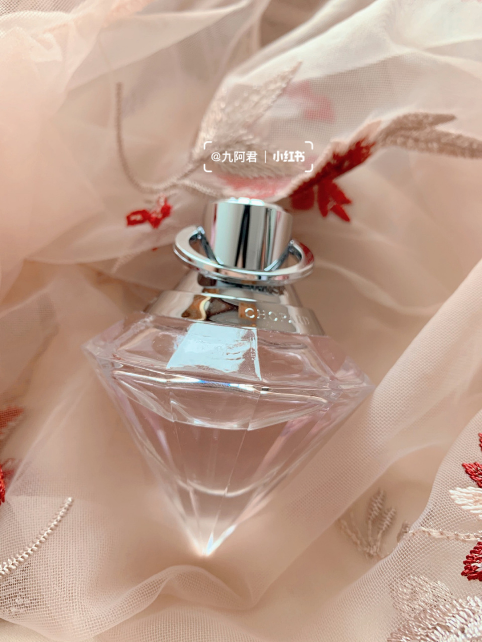 萧邦珠宝我们都很熟悉 萧邦的香水被称作"液体珠宝" 真的延续了珠宝的