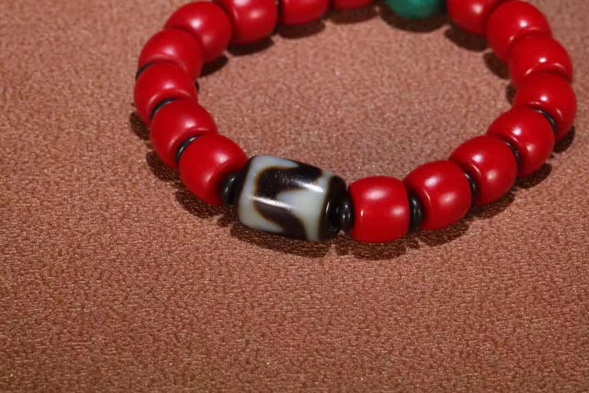 藏传·雪巴绿松石至纯虎牙天珠手串以其独特的韵味与深厚的文化内涵