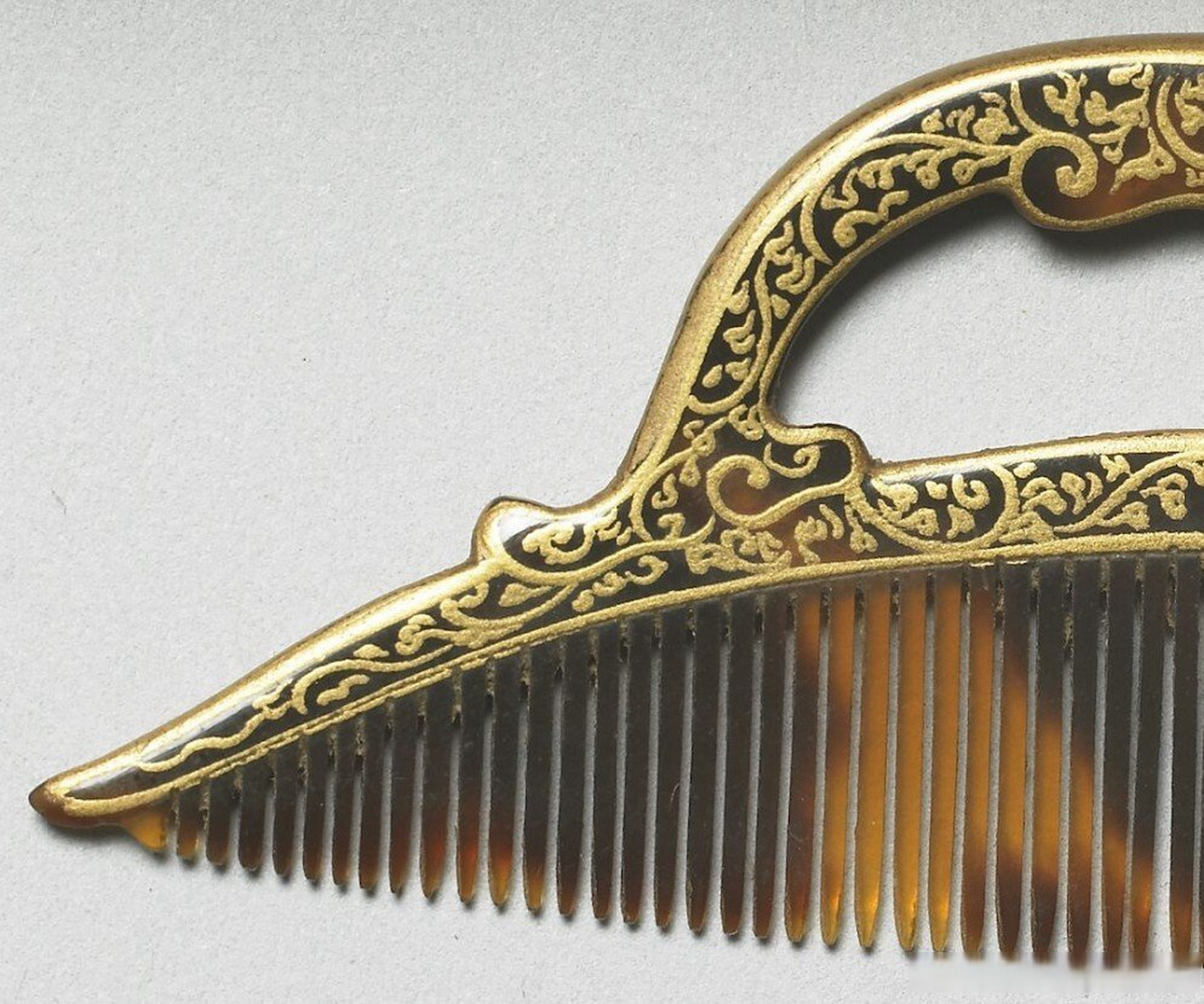 乾隆收藏的"日本玳瑁小梳".