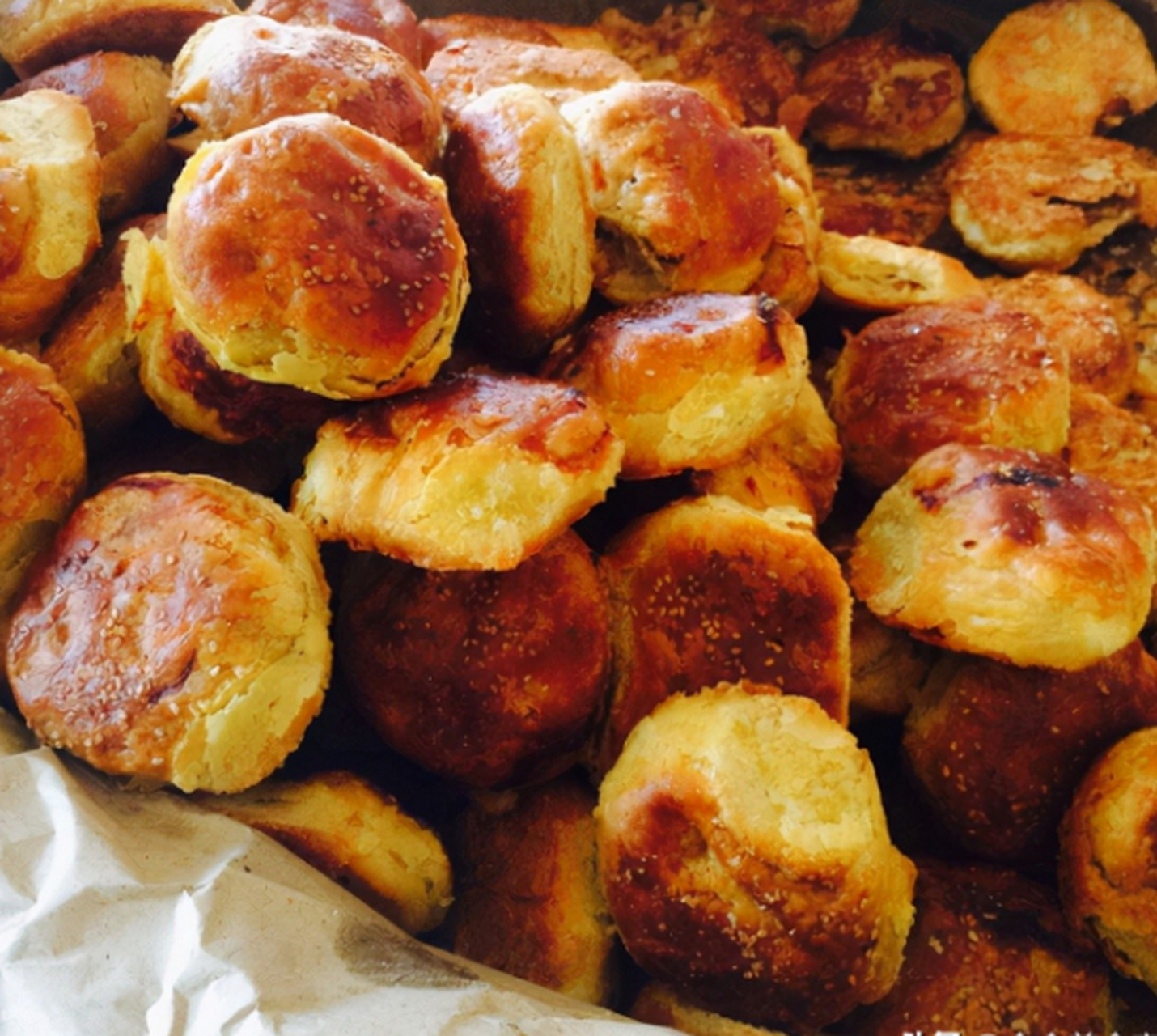 乐亭缸炉烧饼是唐山乐亭的特色美食,全称应该叫吊桥缸炉烧饼,之艘以